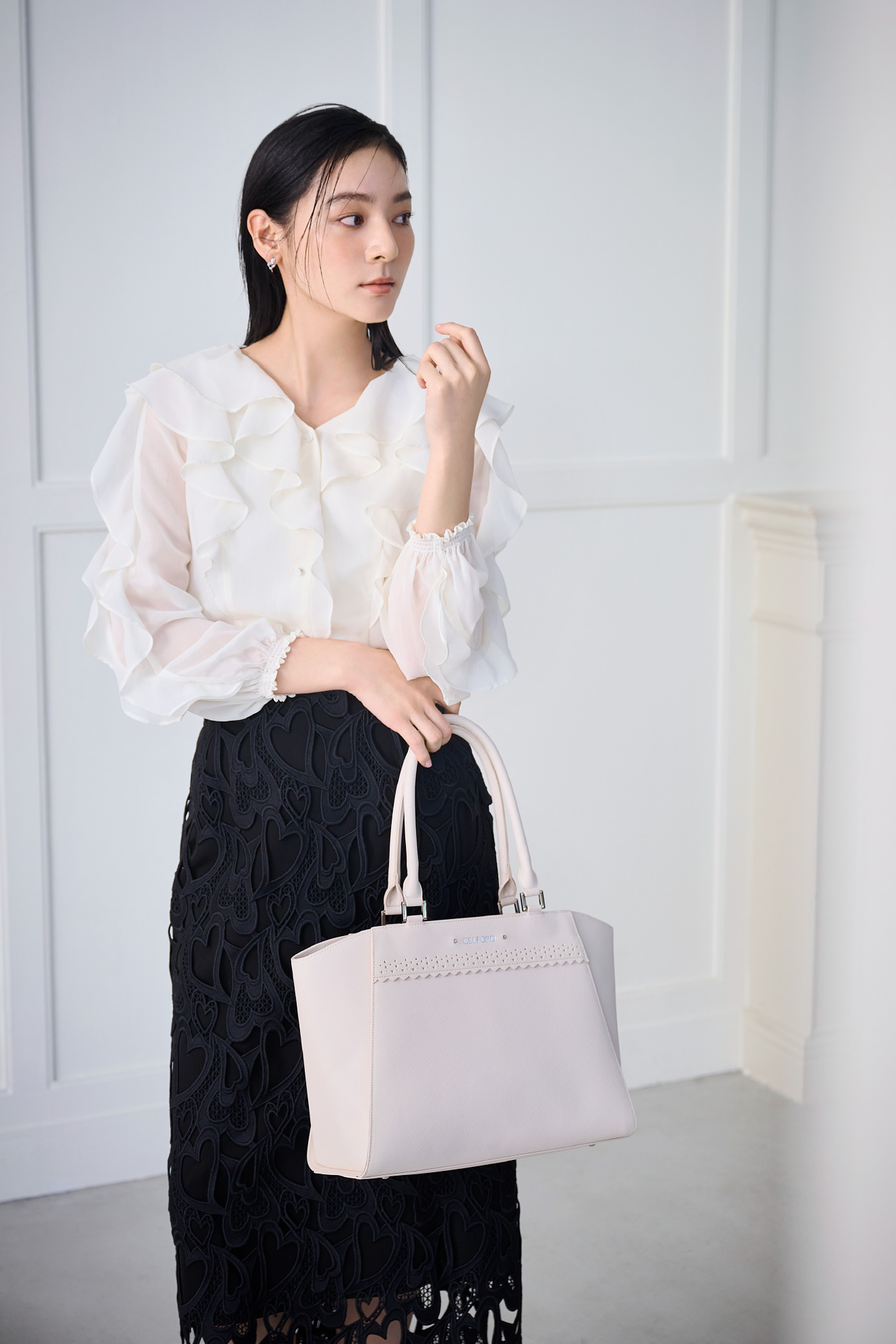 ラッフルフリルブラウス、【WEB限定サイス】ハートレースタイトスカート、ビジューチューリップピアス、ビジネスバッグ（13インチPC収納可）を着用したモデル画像