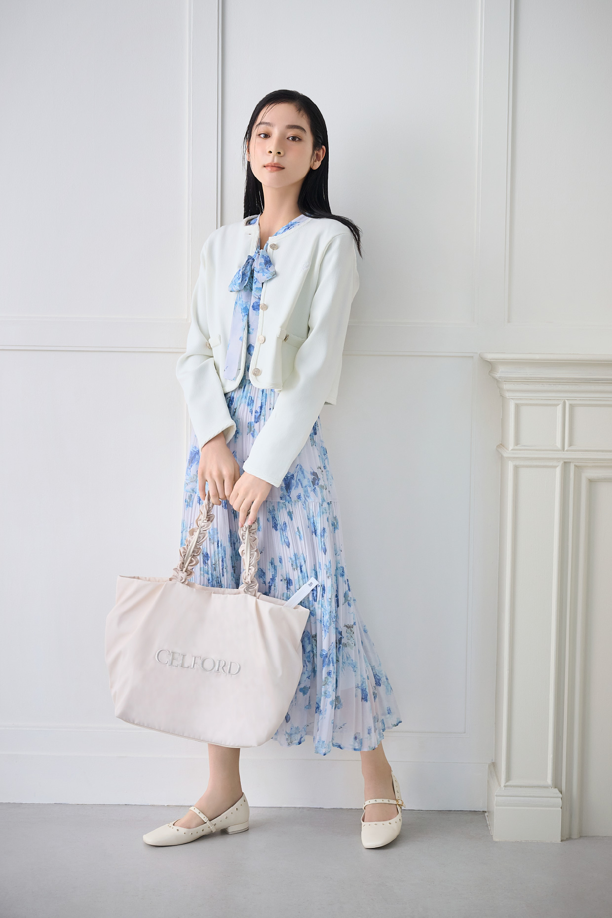 トリム刺繍カーディガン、マーブルフラワープリントワンピース、【プリュム】フリルラメ刺繍トートバッグ（wide）、ビジュースタッズフラットシューズの着用イメージ