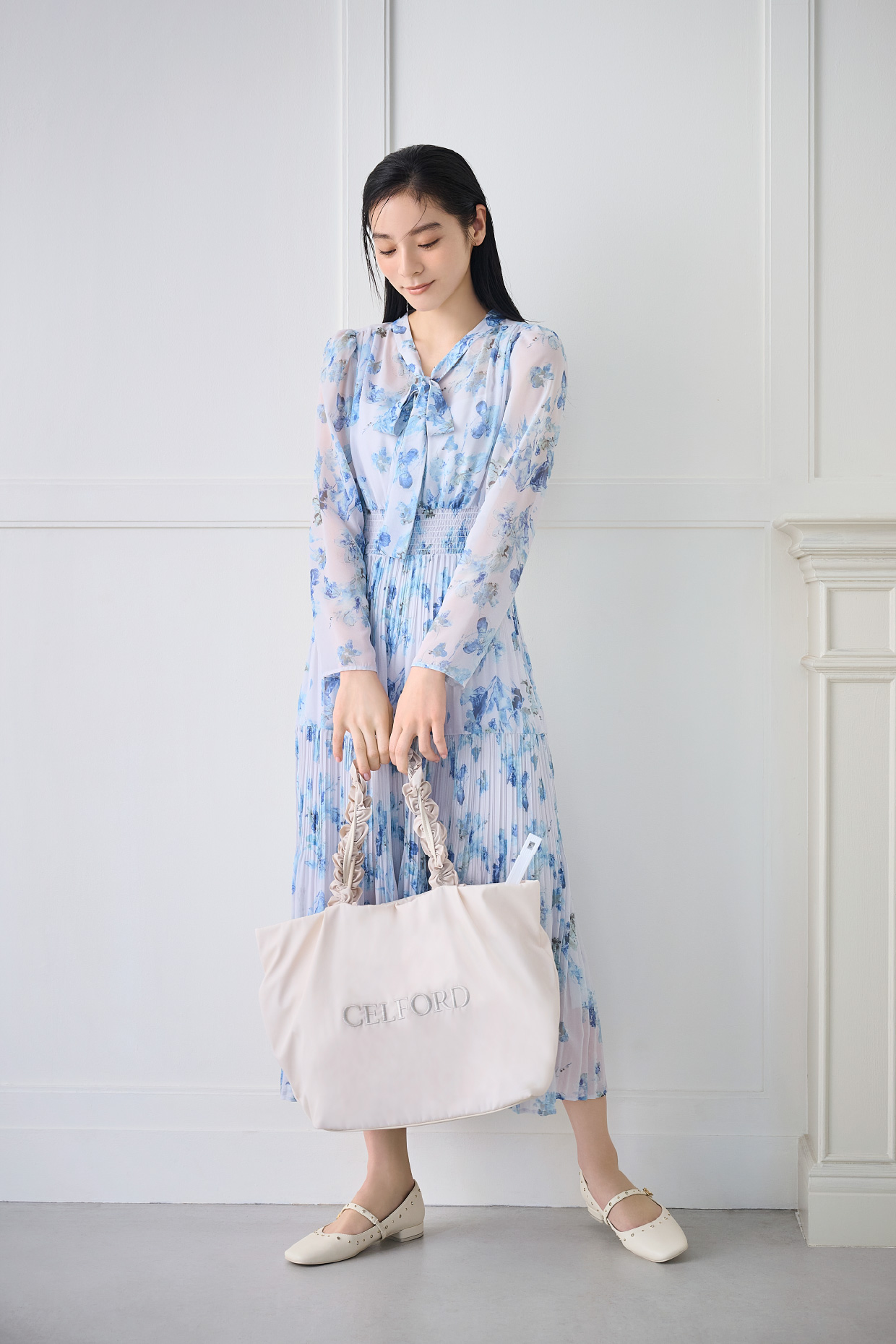 マーブルフラワープリントワンピース、【プリュム】フリルラメ刺繍トートバッグ（wide）、ビジュースタッズフラットシューズを着用したモデル画像