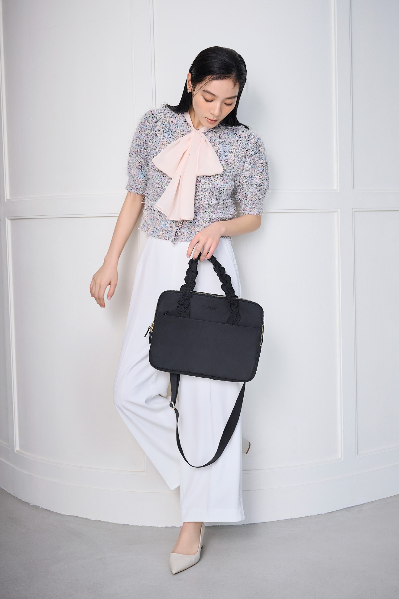 ツイードニットカーディガン、ボウタイリボンハーフスリーブブラウス、レースラインワイドストレートパンツ、ビジューチューリップピアス、13インチ対応フリルラメ刺繍PCバッグを着用したモデル画像