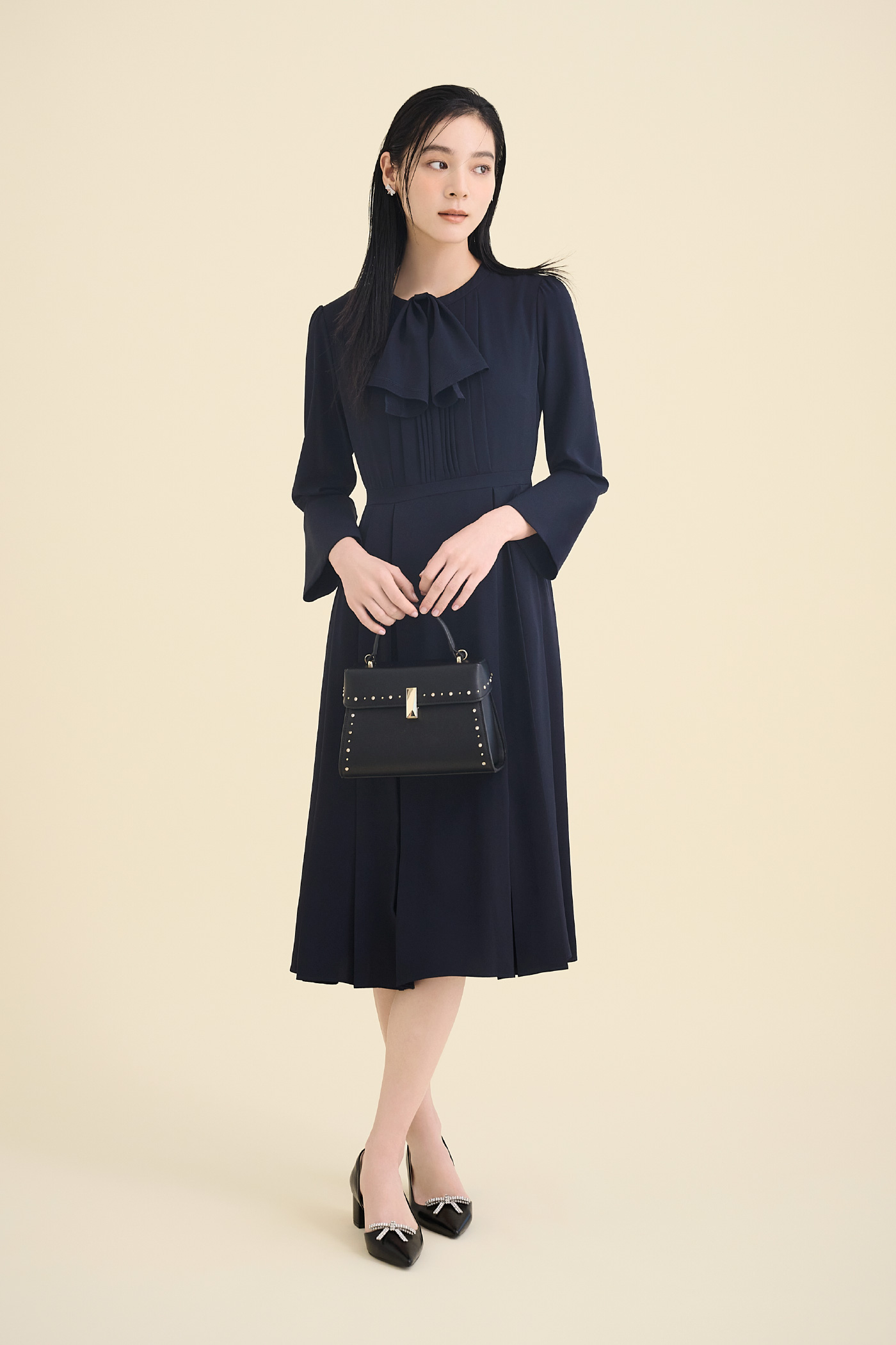 ピコ刺繍ボウタイワンピース、リボンビジューイヤリング、【リュタン】ビジュースタッズポシェット（Ｍ）、ビジューリボン付きパンプスの着用イメージ