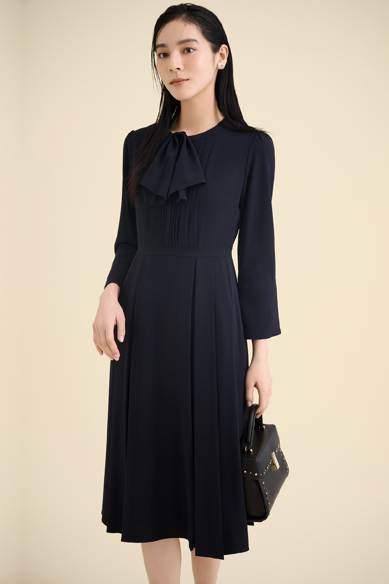 ピコ刺繍ボウタイワンピースと【リュタン】ビジュースタッズポシェット（Ｍ）を着用したモデル画像