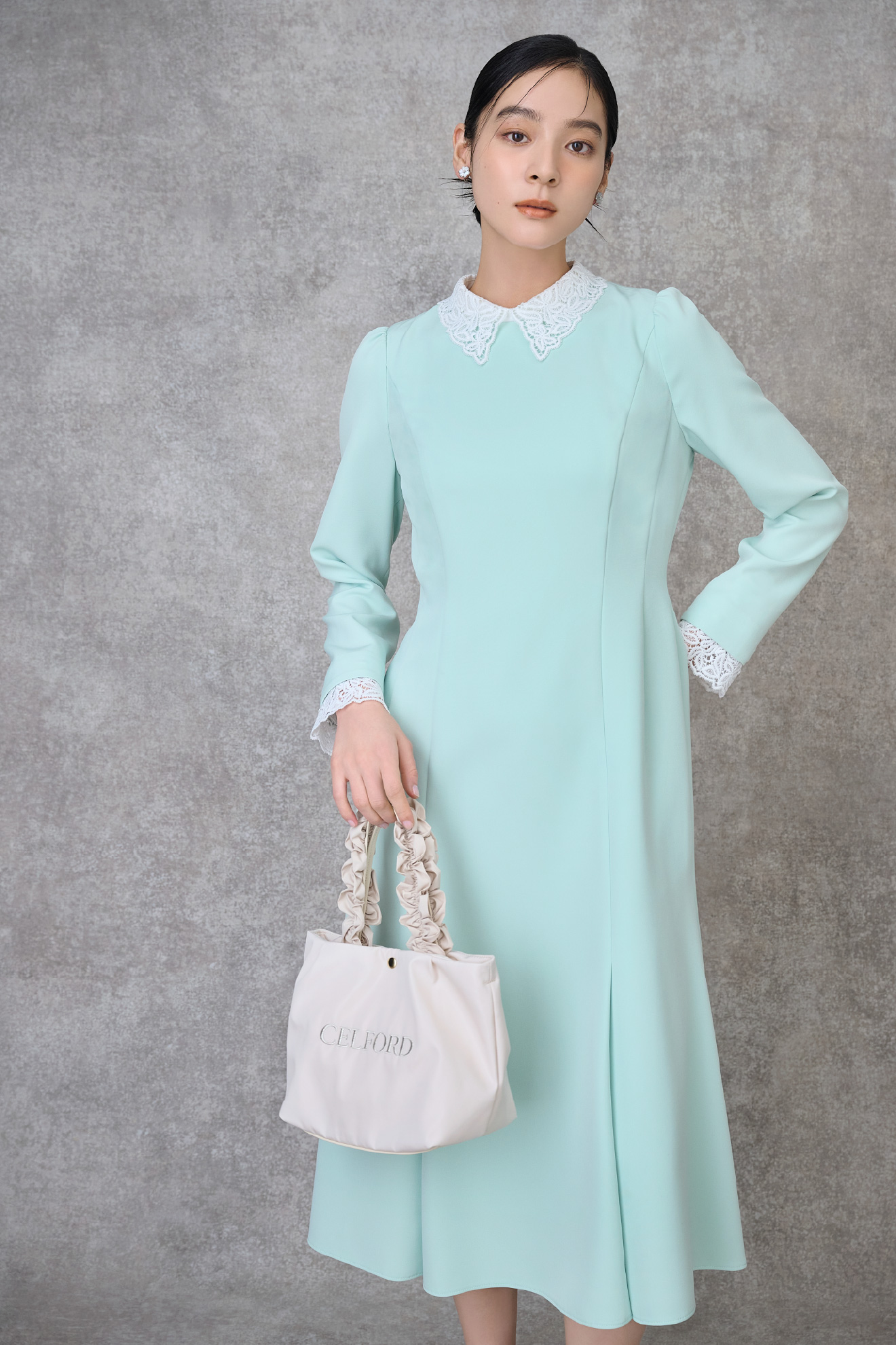 刺繍レース付きマーメイドワンピース、【WEB限定カラー】【プリュム】フリルラメ刺繍トートバッグ（small）の着用イメージ