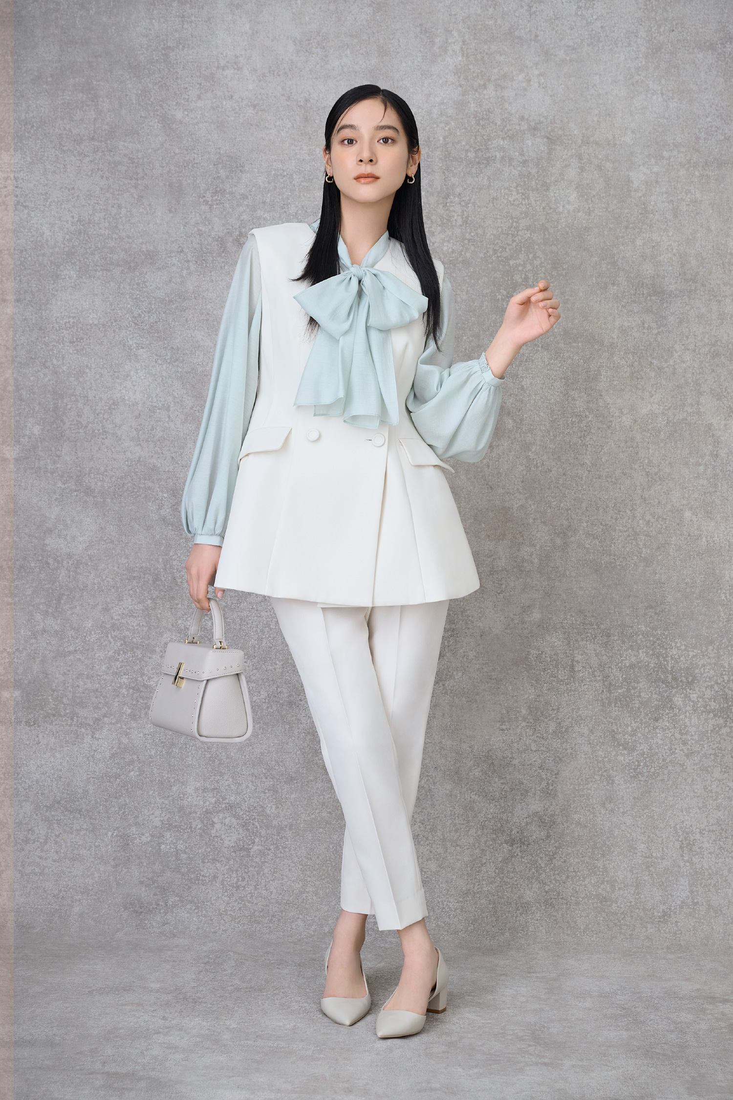 ペプラムセットアップ、ビッグリボンセミシアーブラウス、ハートビジューフープピアス、【リュタン】ビジュースタッズポシェット（Ｍ）、ビジューリボン付きパンプスの着用イメージ