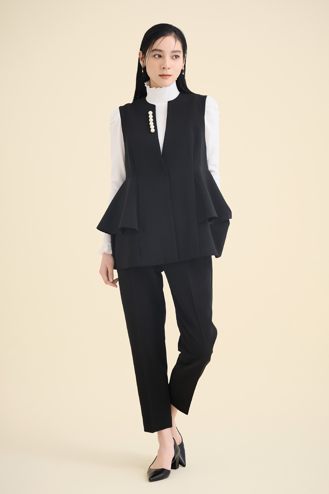 ペプラムパールジレ、シャーリングカットソートップス、テーパードパンツ、ビジューチューリップイヤリング、ビジューリボン付きパンプスの着用イメージ