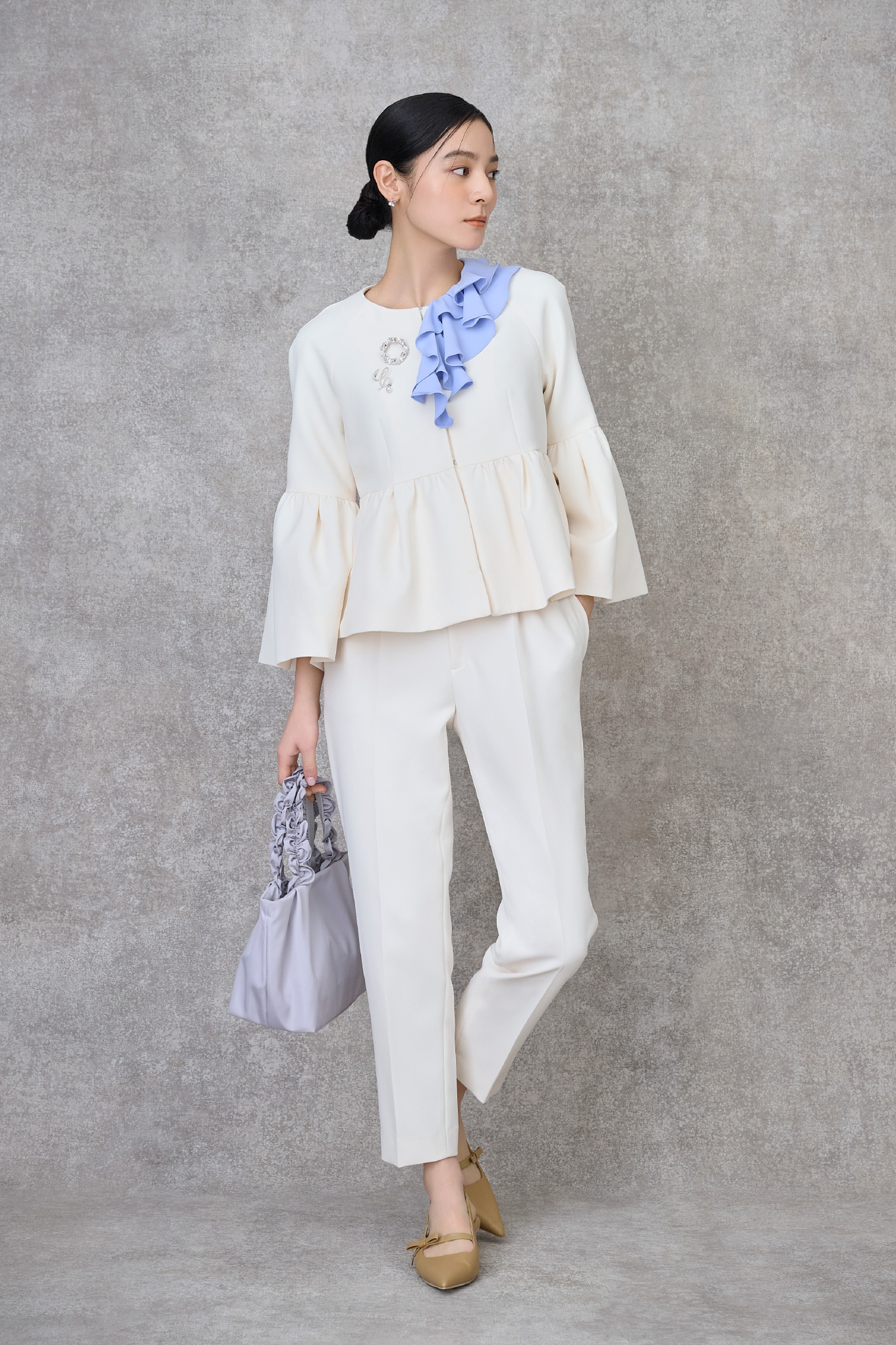 ベルスリーブペプラムジャケット、アシメラッフルブラウス、テーパードパンツ、Cロゴビジューパールプチピアス、【WEB限定カラー】【プリュム】フリルラメ刺繍トートバッグ（small）、リボンディテールバックストラップミュールの着用イメージ