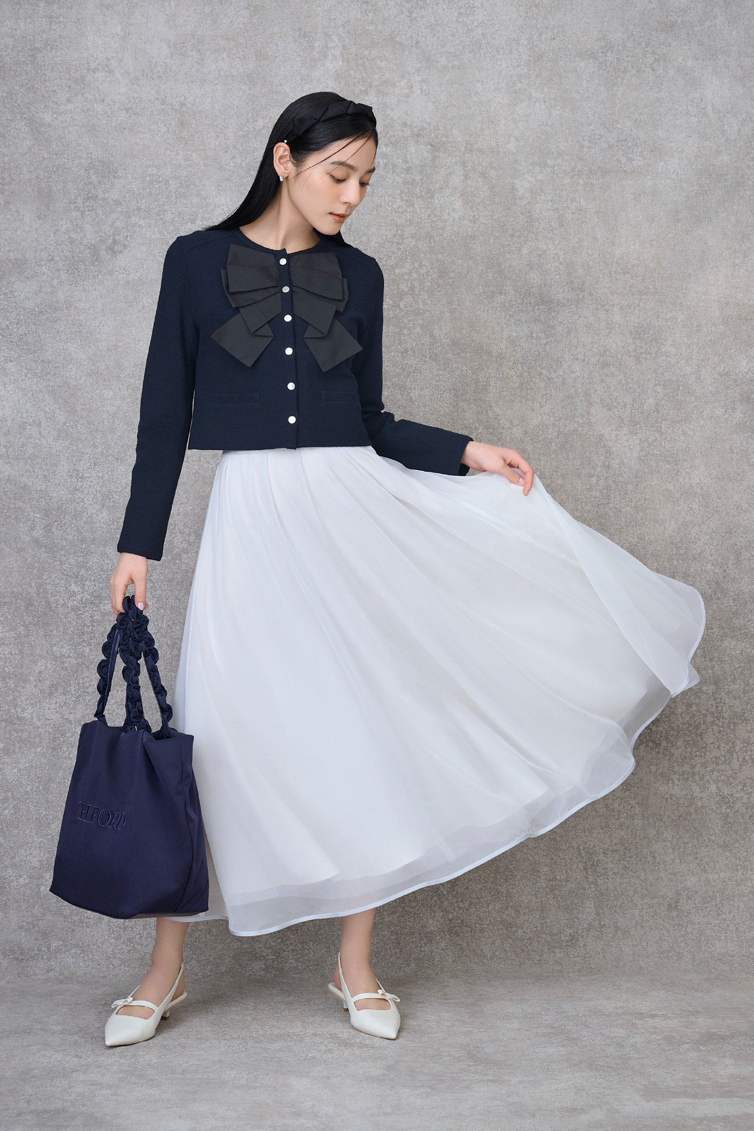 リボンデザインジャケット、シアータックフレアースカート、フリルカチューシャ、Cロゴビジューパールプチピアス、【プリュム】フリルラメ刺繍トートバッグ（wide）、リボンディテールバックストラップミュールの着用イメージ