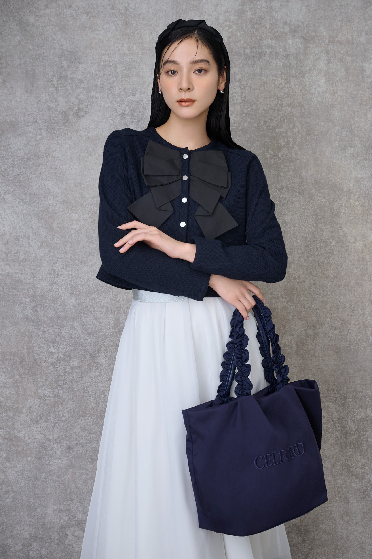 リボンデザインジャケット、シアータックフレアースカート、フリルカチューシャ、【プリュム】フリルラメ刺繍トートバッグ（wide）を着用したモデル画像