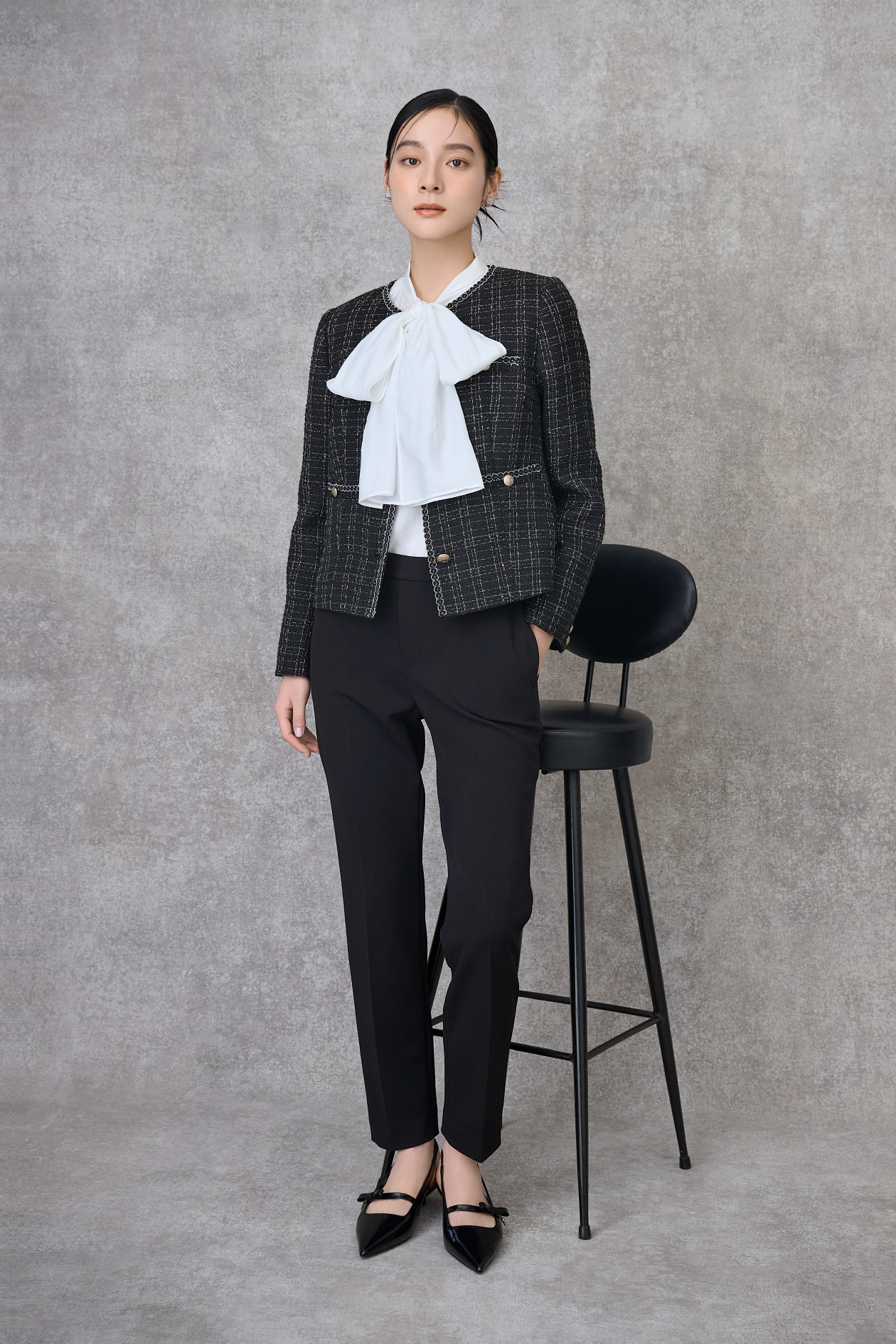 ミドル丈ノーカラーツイードジャケット、ビッグリボンセミシアーブラウス、ストレッチスキニーテーパードパンツ、白蝶貝クローバーイヤリング、リボンディテールバックストラップミュールの着用イメージ