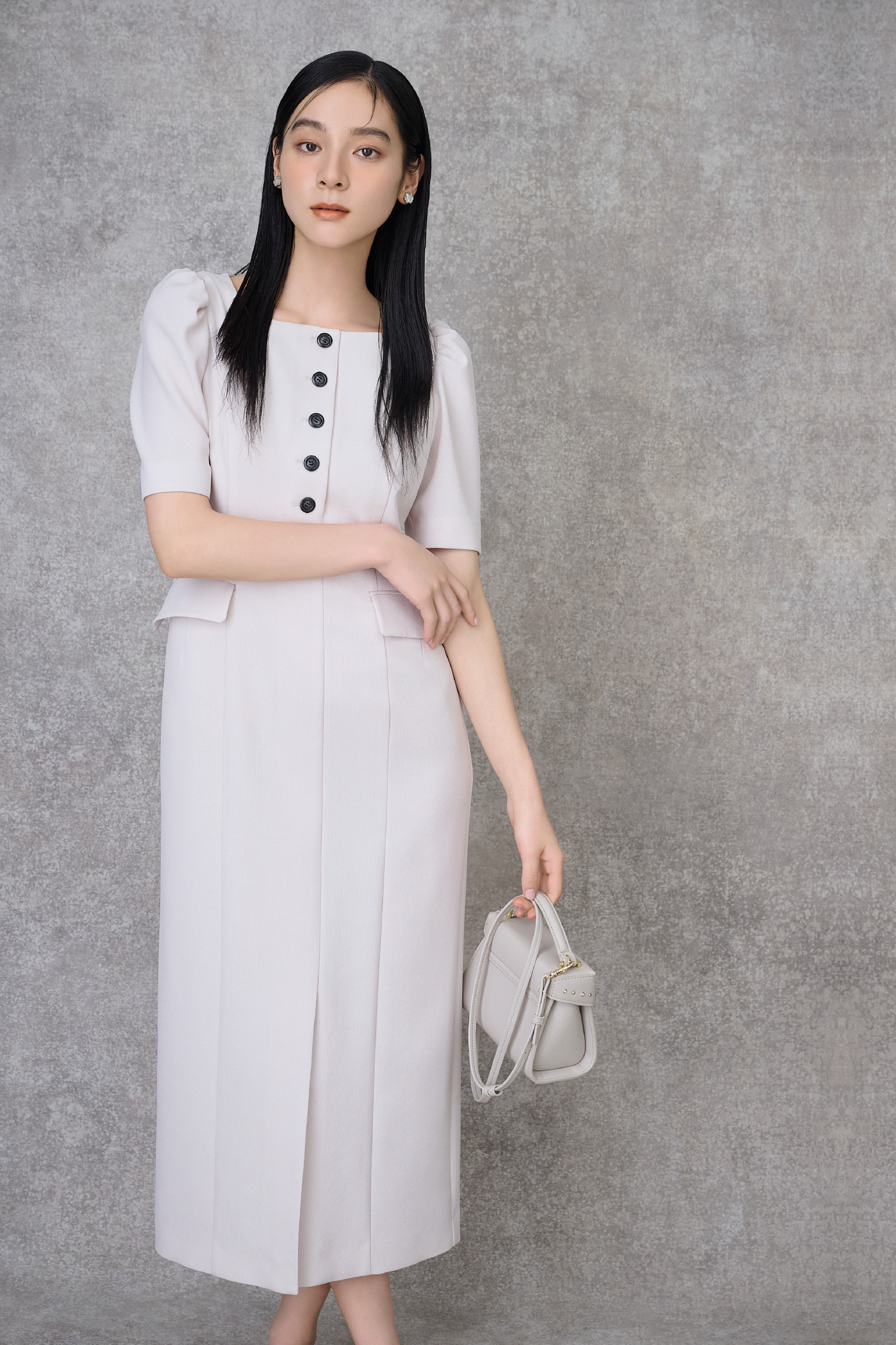 スクエアネックタイトワンピース、白蝶貝クローバーイヤリング、リュタンビジュースタッズポシェット、【リュタン】ビジュースタッズポシェットの着用イメージ