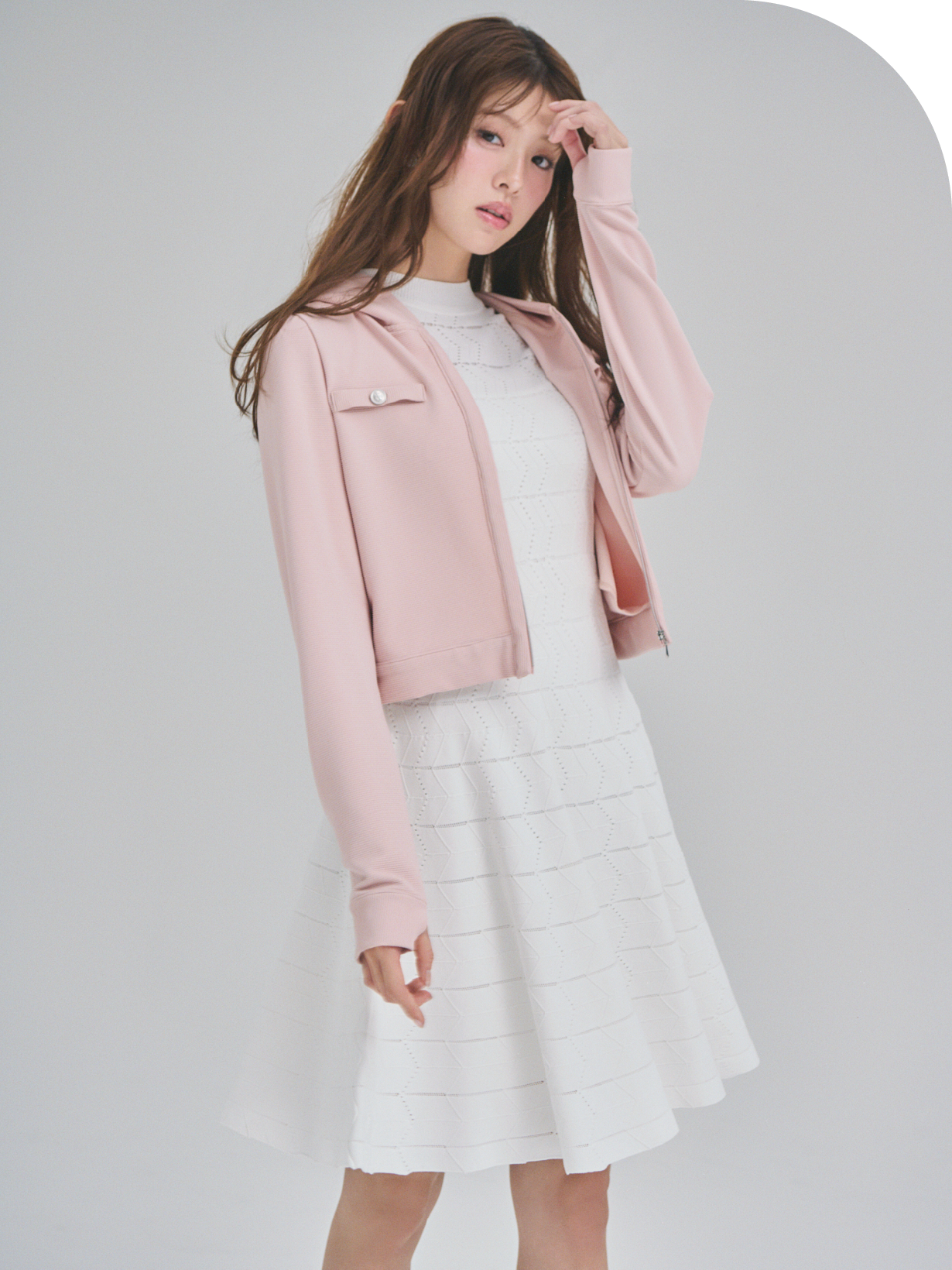 ラッシュガードポケットフーディー、アイレット柄ミニワンピースを着用したモデル画像