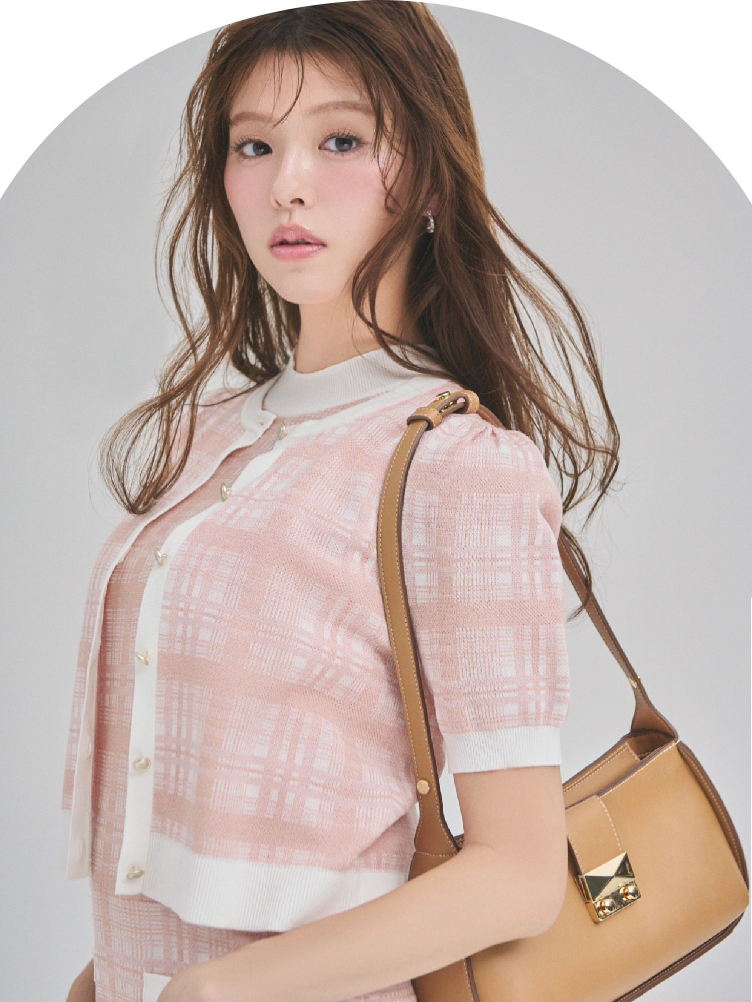 【WEB限定カラー】チェックジャカードニットワンピースセット、2WAYワンハンドルショルダーバッグを着用したモデル画像