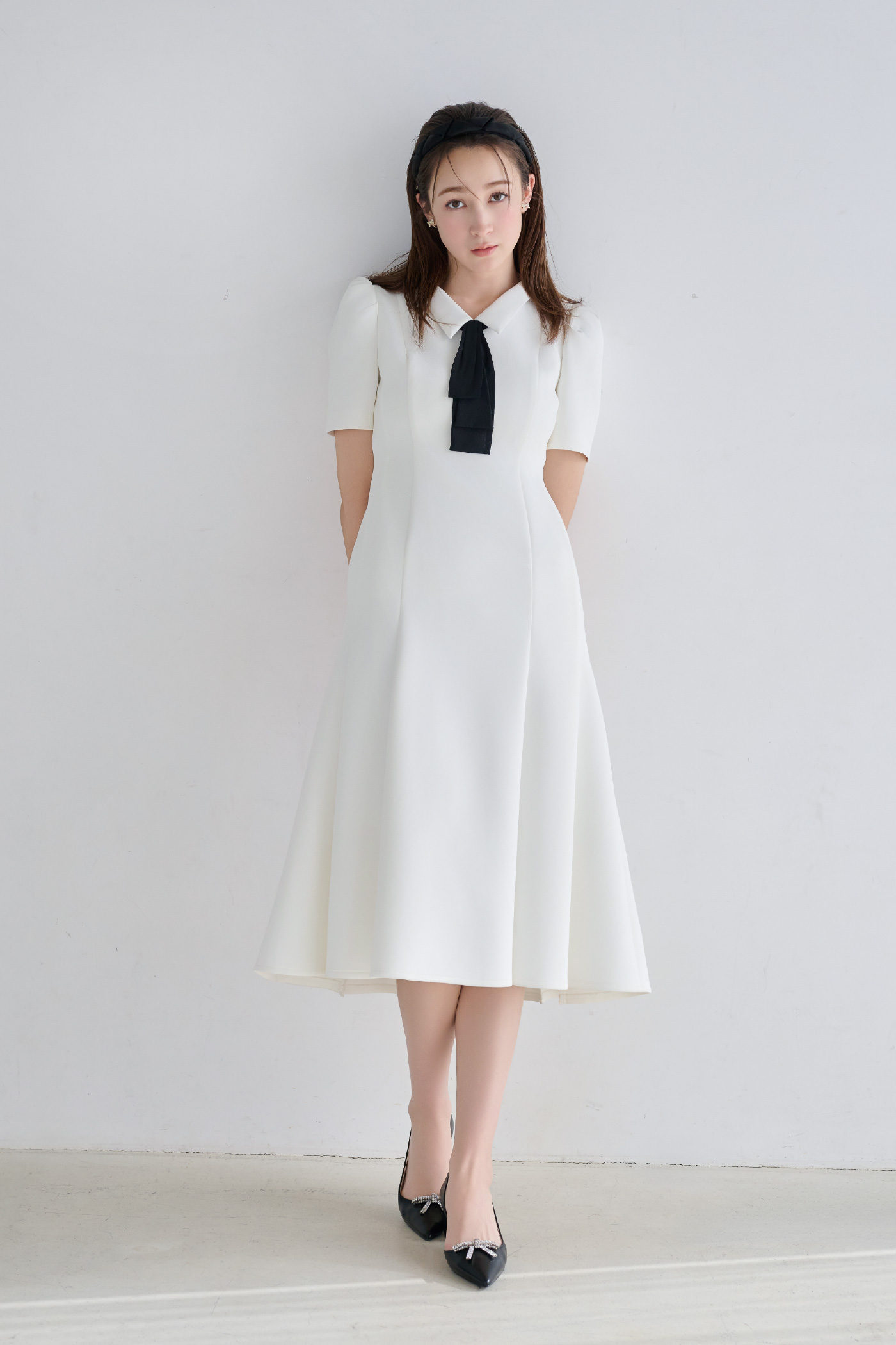 【WEB限定カラー】デタッチャブルポンチマーメイドワンピース、フリルカチューシャ、リボンビジューイヤリング、ビジューリボン付きパンプスの着用イメージ