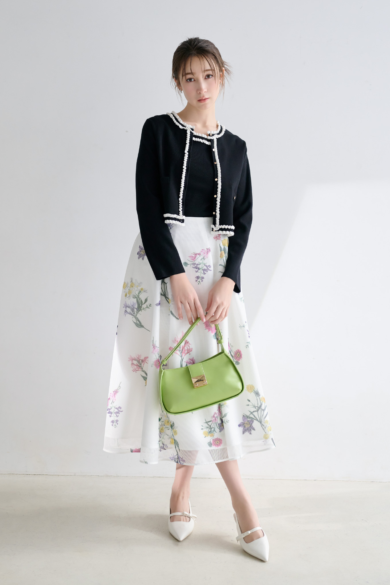 フリルトリムニットアンサンブル、ミニメッシュフラワースカート、ビジューチューリップピアス、2WAYワンハンドルショルダーバッグ、リボンディテールバックストラップミュールの着用イメージ