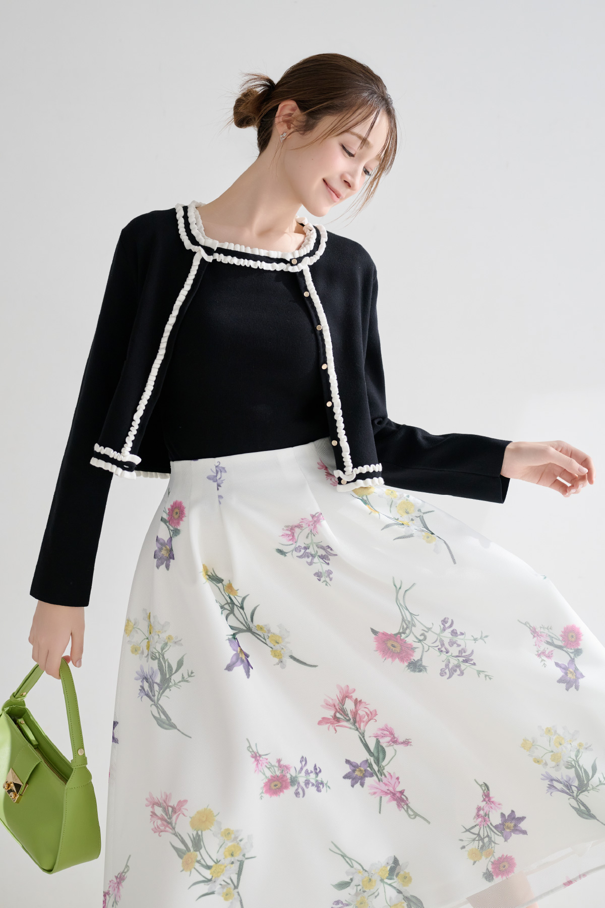 フリルトリムニットアンサンブル、ミニメッシュフラワースカート、ビジューチューリップピアス、2WAYワンハンドルショルダーバッグの女性のイメージ