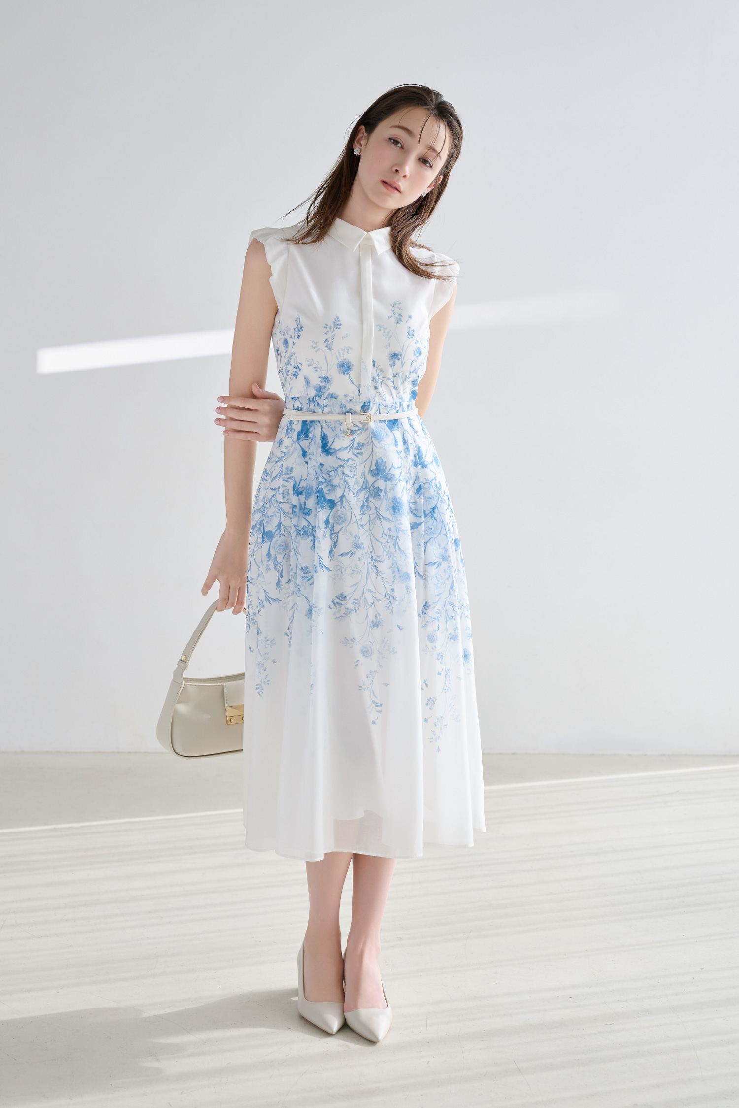 トリム刺繍カーディガン、パネルフラワーワンピース、白蝶貝クローバーイヤリング、カリグラフィーチャーム付きナローベルト、2WAYワンハンドルショルダーバッグ、ビジューリボン付きパンプスの着用イメージ