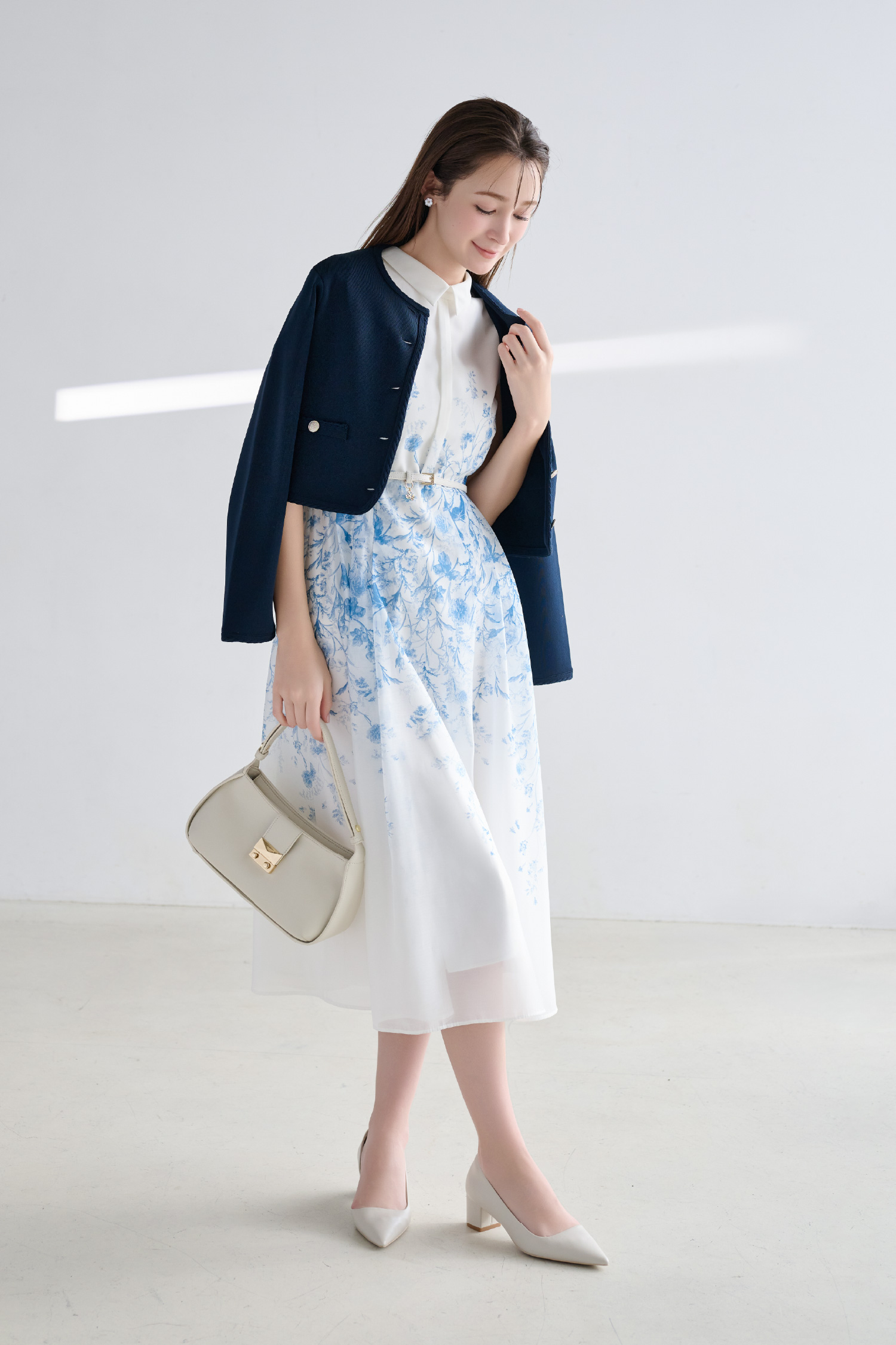 パネルフラワーワンピース、白蝶貝クローバーイヤリング、カリグラフィーチャーム付きナローベルト、2WAYワンハンドルショルダーバッグ、ビジューリボン付きパンプスを着用したモデル画像
