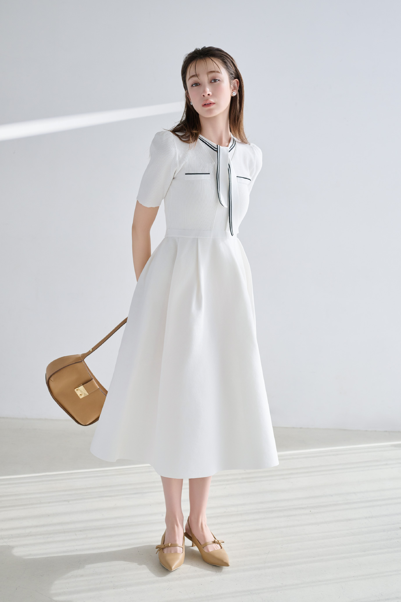 ボウタイニットワンピース、白蝶貝クローバーイヤリング、2WAYワンハンドルショルダーバッグ、リボンディテールバックストラップミュールの着用イメージ
