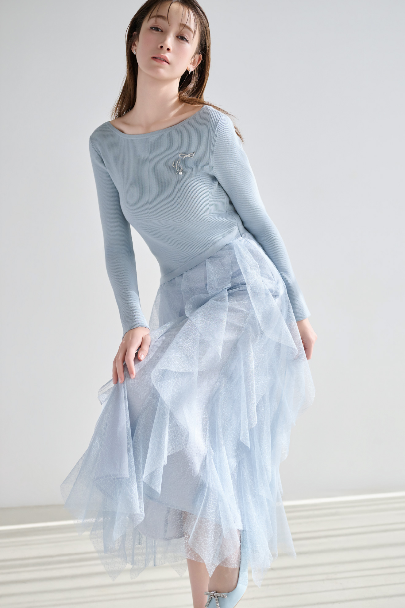 ラッフルスカートドッキングニットワンピ、ビジューチューリップピアス、シンプリービジューリボンブローチ、Cロゴパール付きビジューブローチの着用イメージ