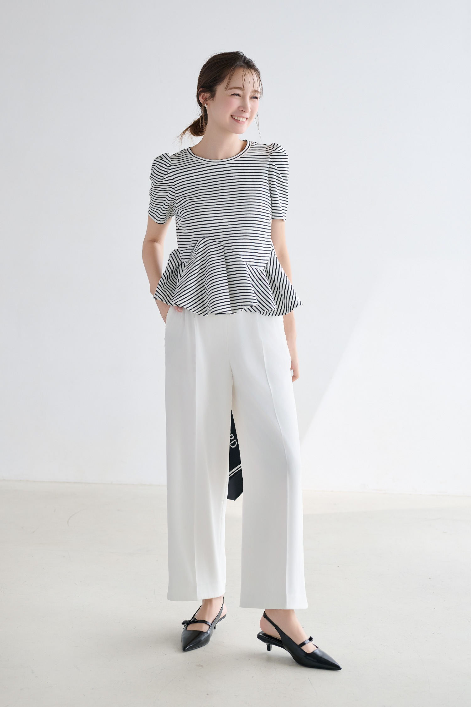 アシンメトリーカットトップス、レースラインワイドストレートパンツ、Cロゴビジューパールプチピアス、CELFORDロゴニットバッグ、リボンディテールバックストラップミュールの着用イメージ