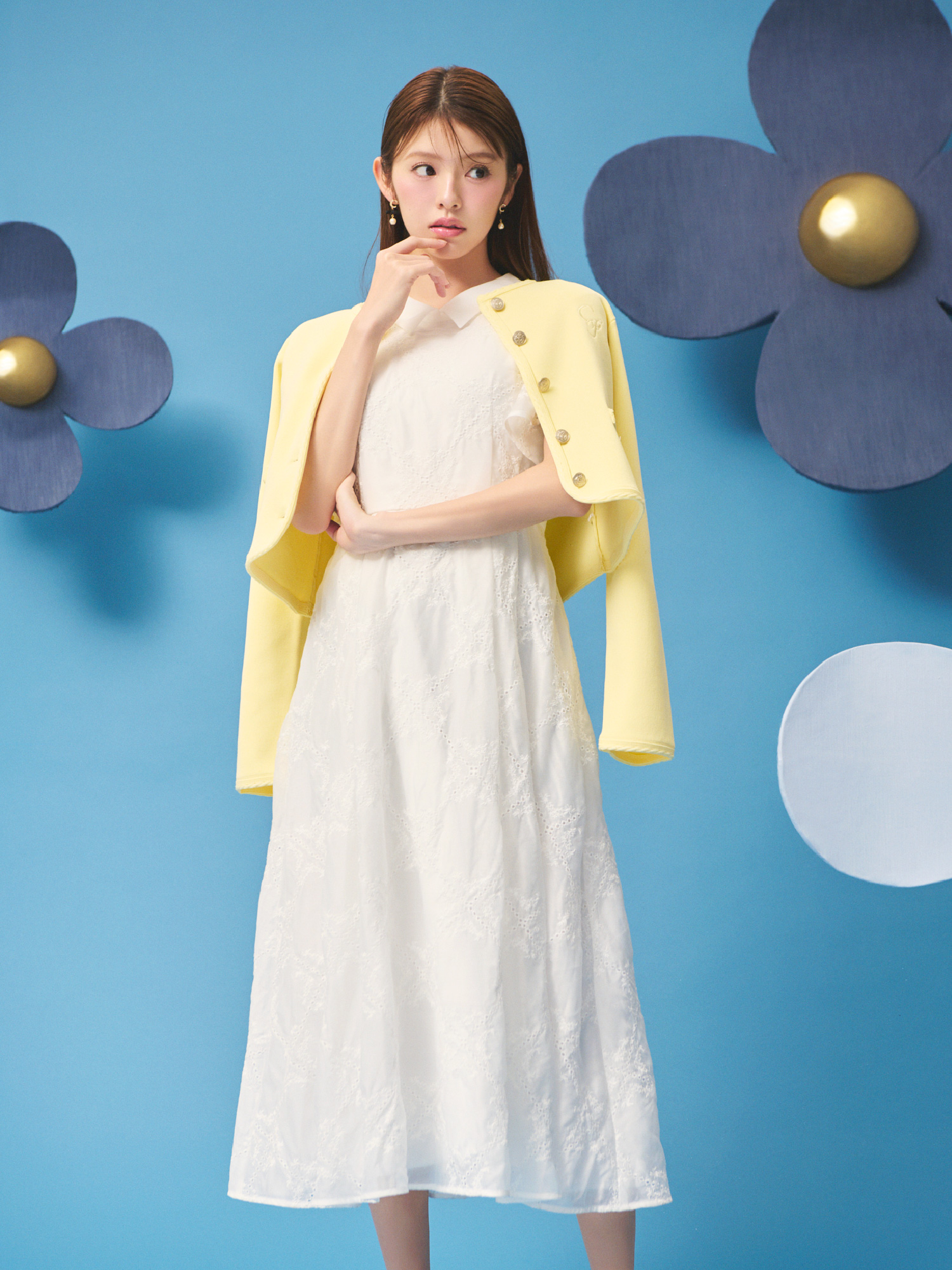 Yellow色のトリム刺繍カーディガンと白色のフラワーエンブロイダリーワンピースを着用したモデル画像