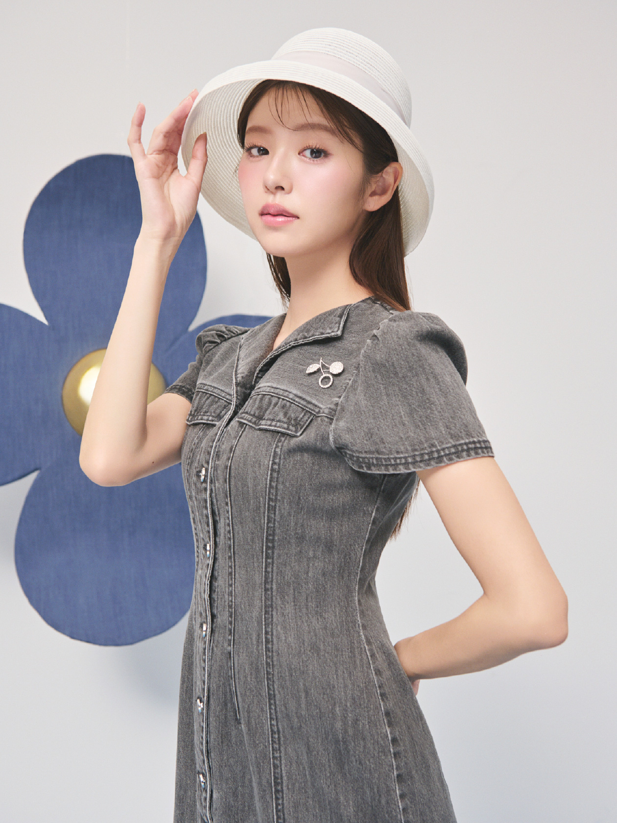 マーメイドデニムワンピース、リボンデザインウォッシャブルハット、ビジューチェリーピアスブローチの着用イメージ