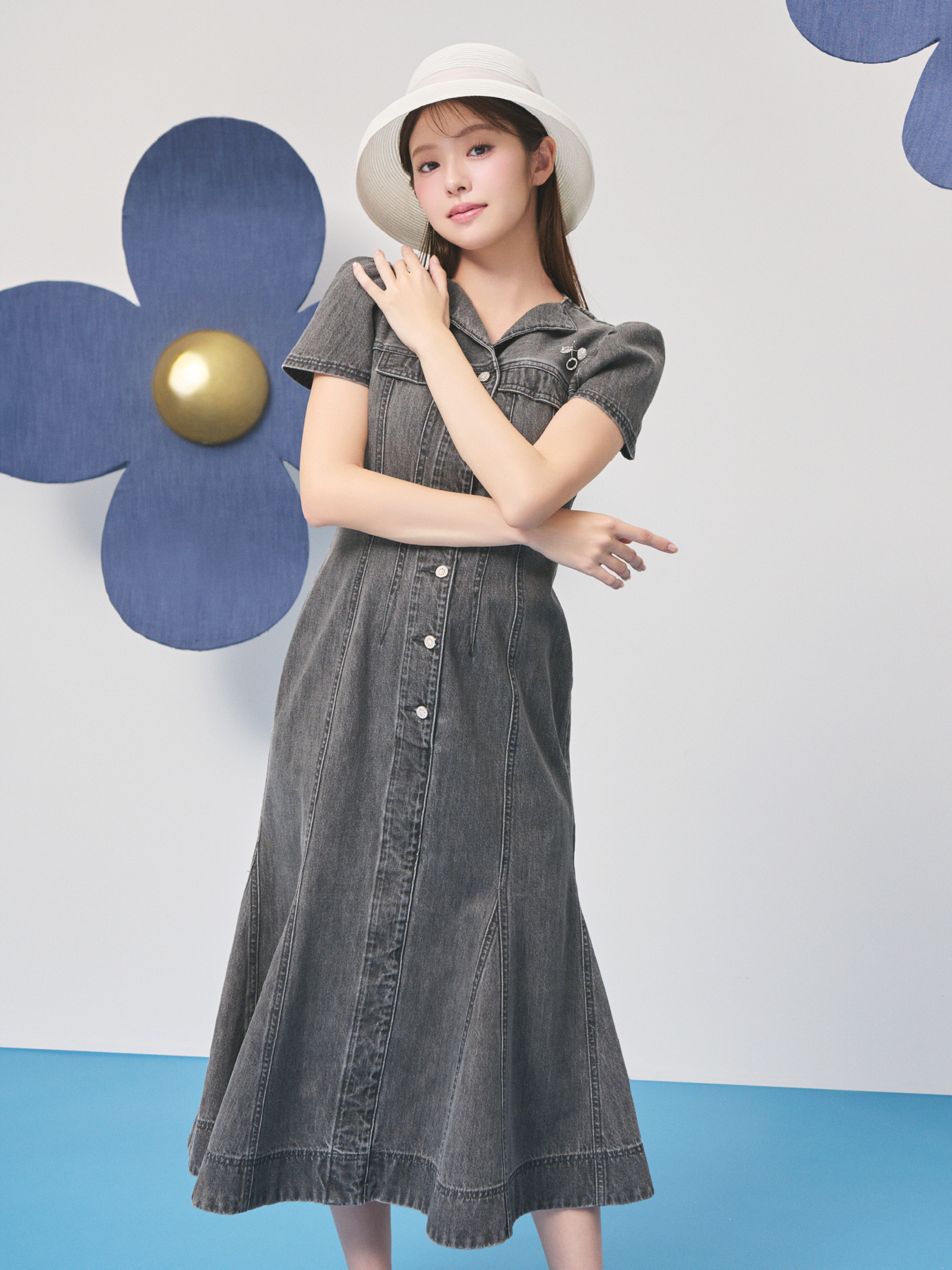 グレー色のマーメイドデニムワンピース、リボンデザインウォッシャブルハット、ビジューチェリーピアスブローチを着用したモデル画像