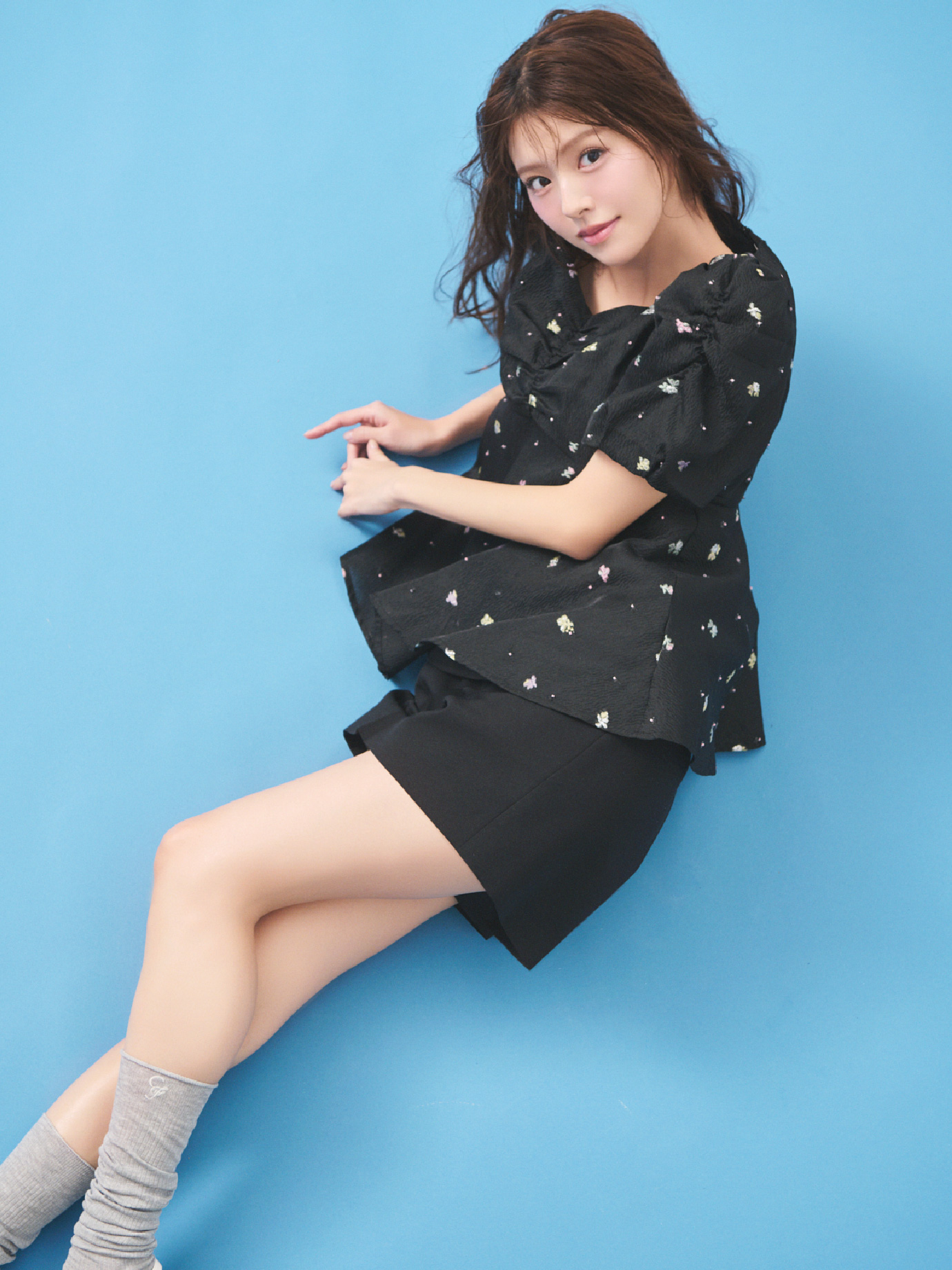 小花ジャガードペプラムブラウス、ベルト付きショートパンツ、リボンビジューイヤリング、ロゴ刺繍入り靴下、リボンディテールバックストラップミュールの着用イメージ