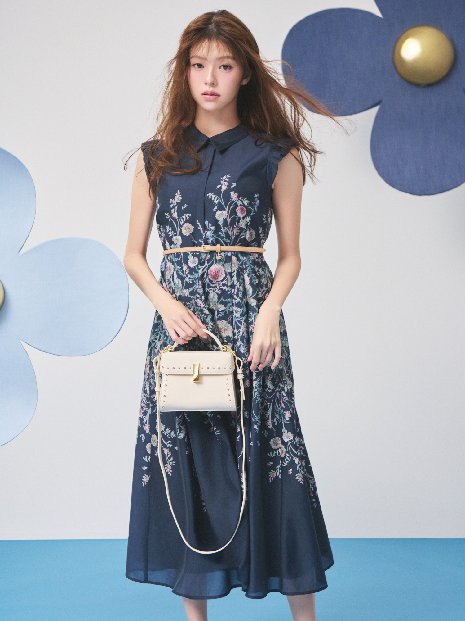 パネルフラワーワンピース、カリグラフィーチャーム付きナローベルト、【リュタン】ビジュースタッズポシェットの着用イメージ