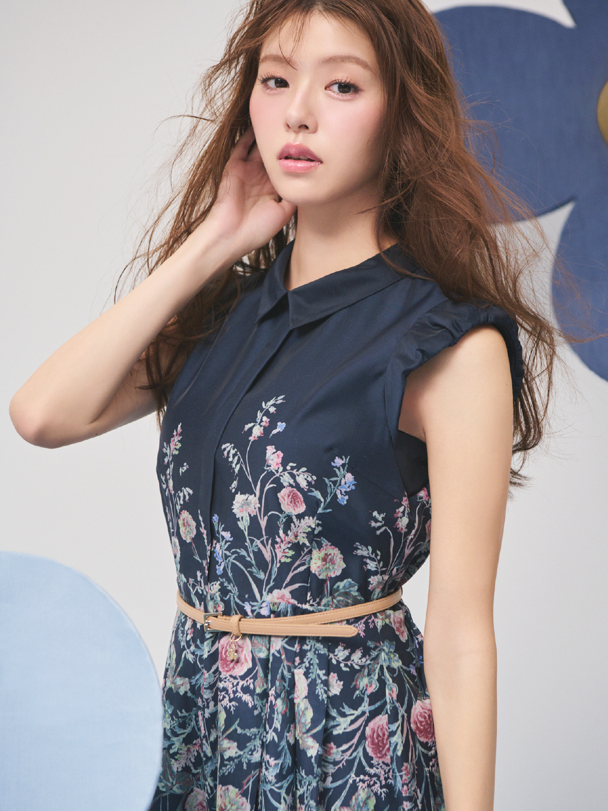 パネルフラワーワンピースとカリグラフィーチャーム付きナローベルトを着用したモデル画像