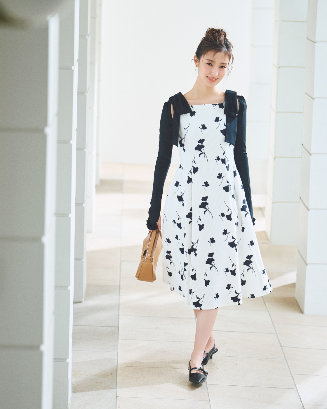 ラッシュガードショルダーリボンワンピース、ビジューチューリップイヤリング、アームカバー、2WAYワンハンドルショルダーバッグ、リボンディテールバックストラップミュールの着用イメージ