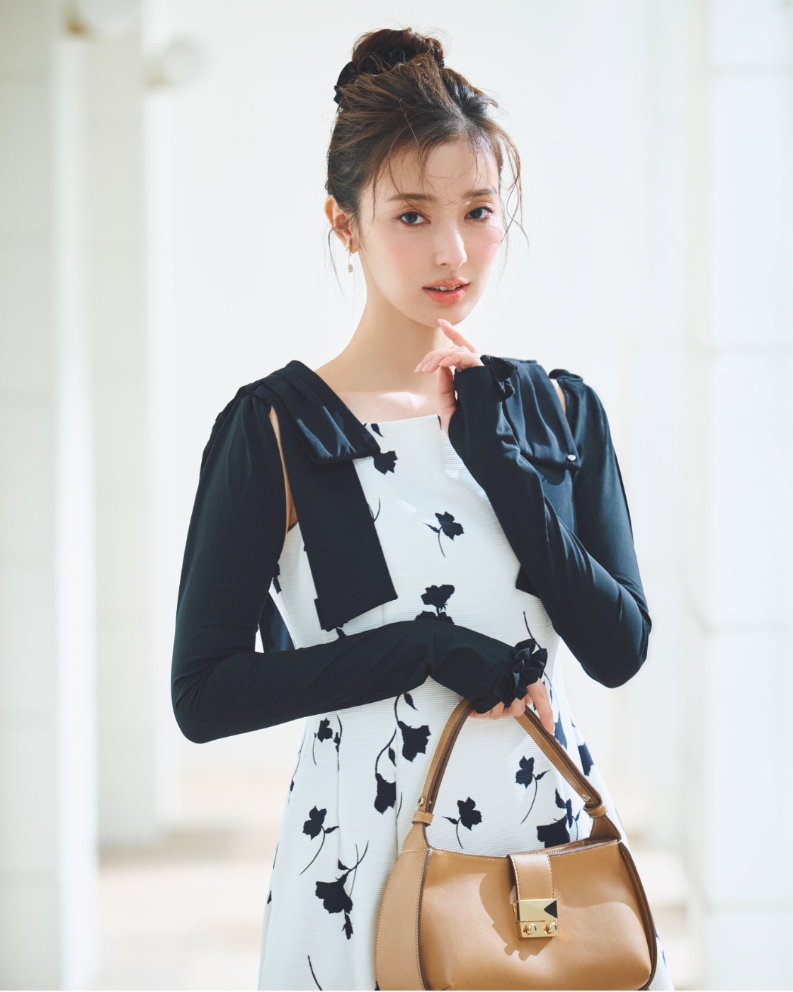 ラッシュガードショルダーリボンワンピース、ビジューチューリップイヤリング、アームカバー、2WAYワンハンドルショルダーバッグを着用したモデル画像-1