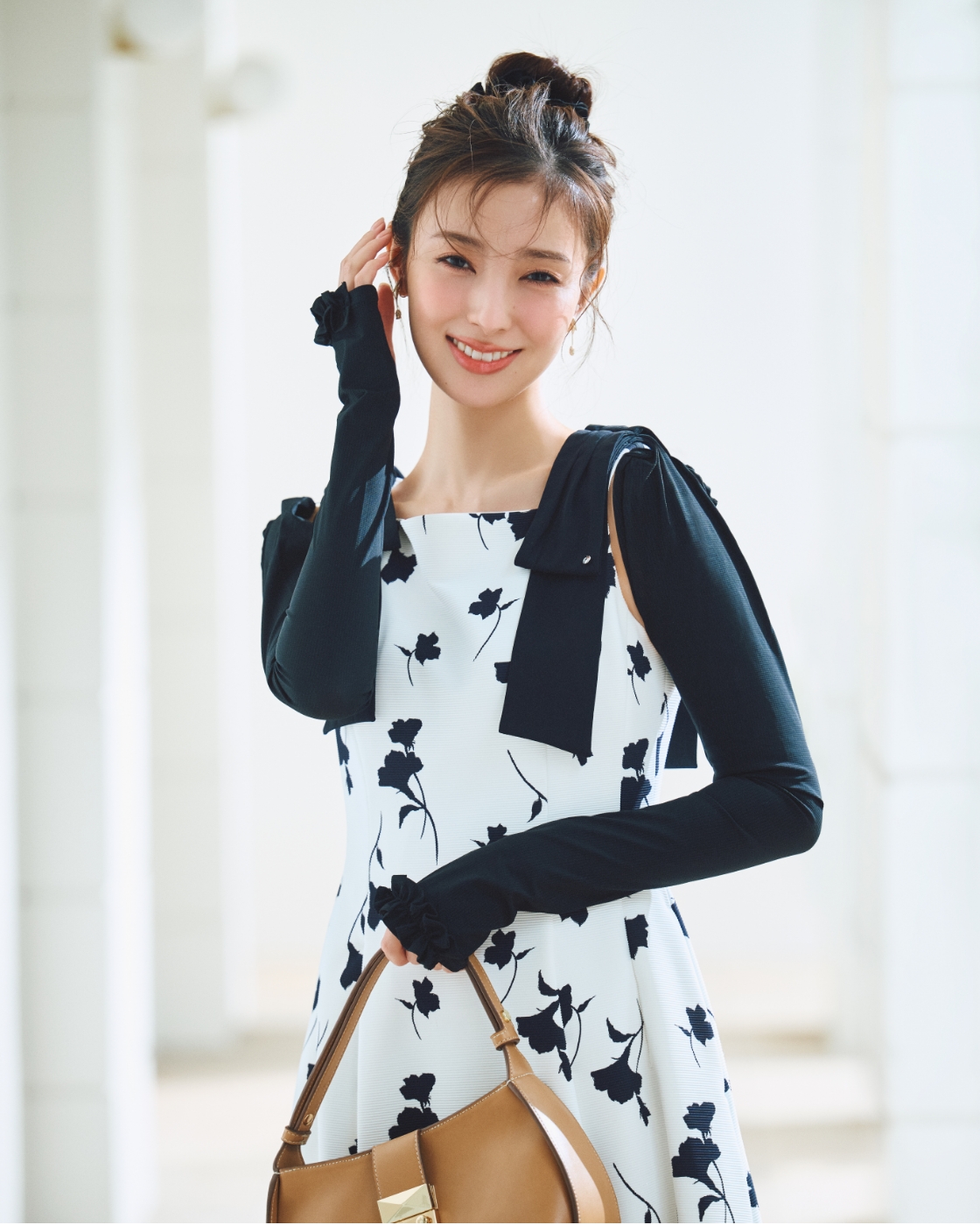 ラッシュガードショルダーリボンワンピース、ビジューチューリップイヤリング、アームカバー、2WAYワンハンドルショルダーバッグを着用したモデル画像-2