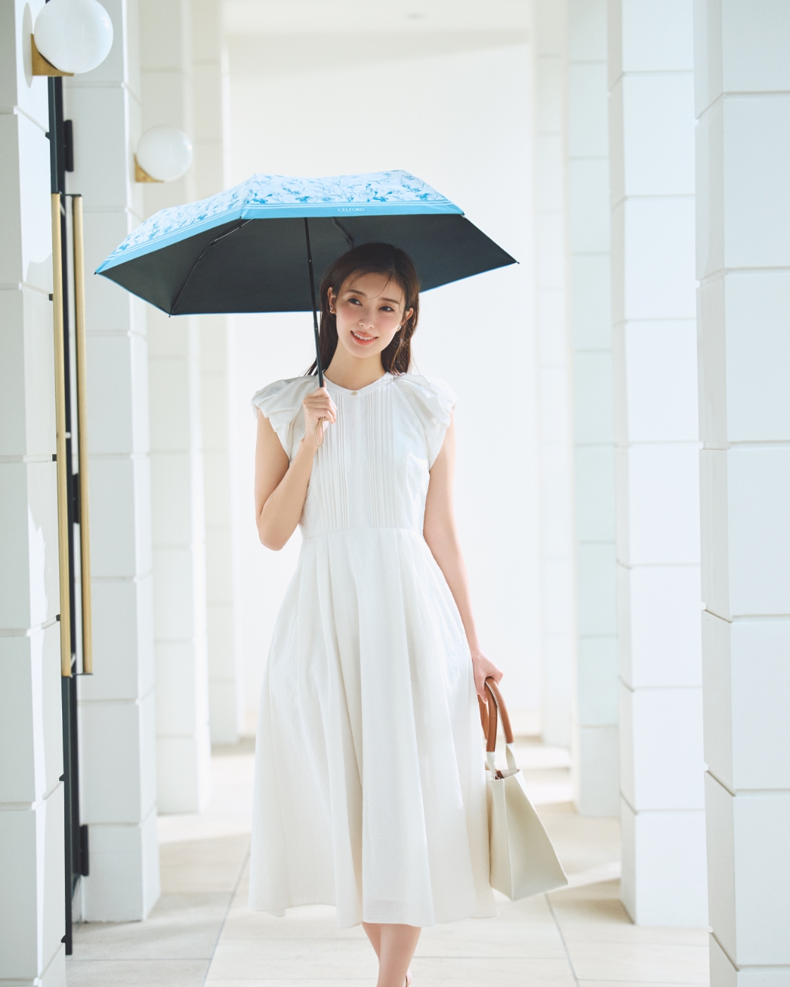 バルーンスリーブシャツワンピース、フラワープリントコラボレーション日傘、ビジューチェリーイヤリング、CELFORDロゴニットバッグの着用イメージ