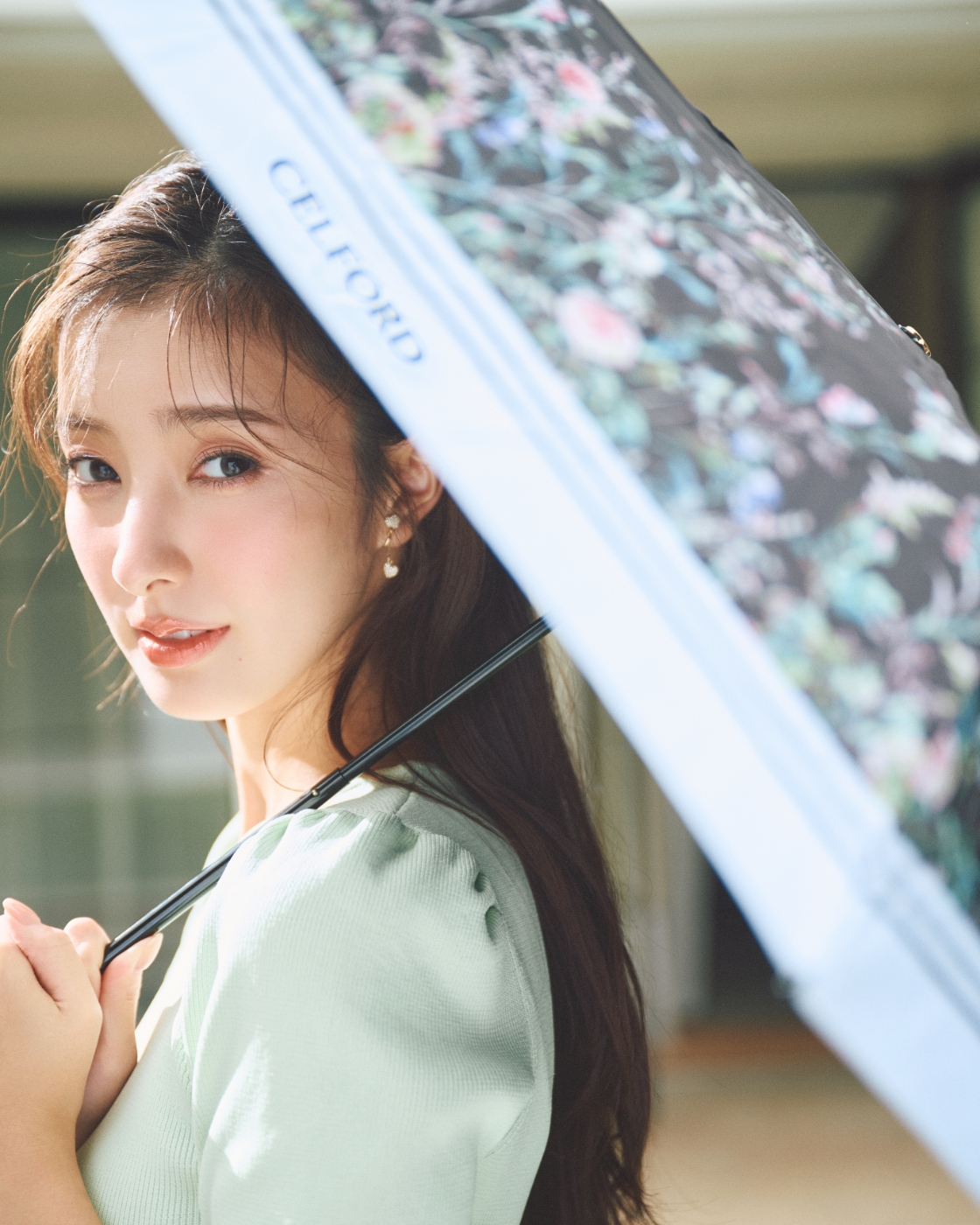 ペプラムニットドッキングプルオーバー、ストレッチフレアカプリパンツ、フラワープリントコラボレーション日傘、ハートパヴェビジューイヤリング、2WAYワンハンドルショルダーバッグの着用イメージ