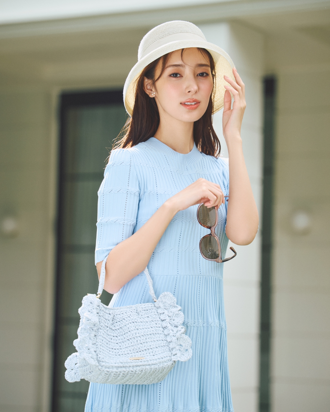 ディフォメーションワンピース、リボンデザインウォッシャブルブレードハット、偏向レンズサングラス、ビジューチェリーイヤリング、かぎ編みペーパーフリルバッグの着用イメージ