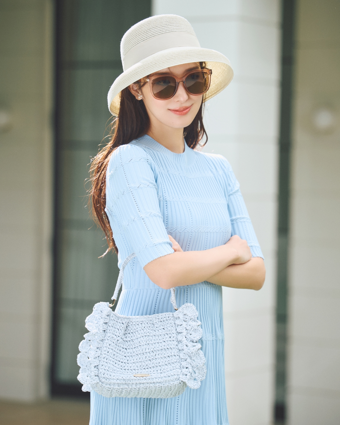 ディフォメーションワンピース、リボンデザインウォッシャブルブレードハット、偏向レンズサングラス、ビジューチェリーイヤリング、かぎ編みペーパーフリルバッグを着用した女性