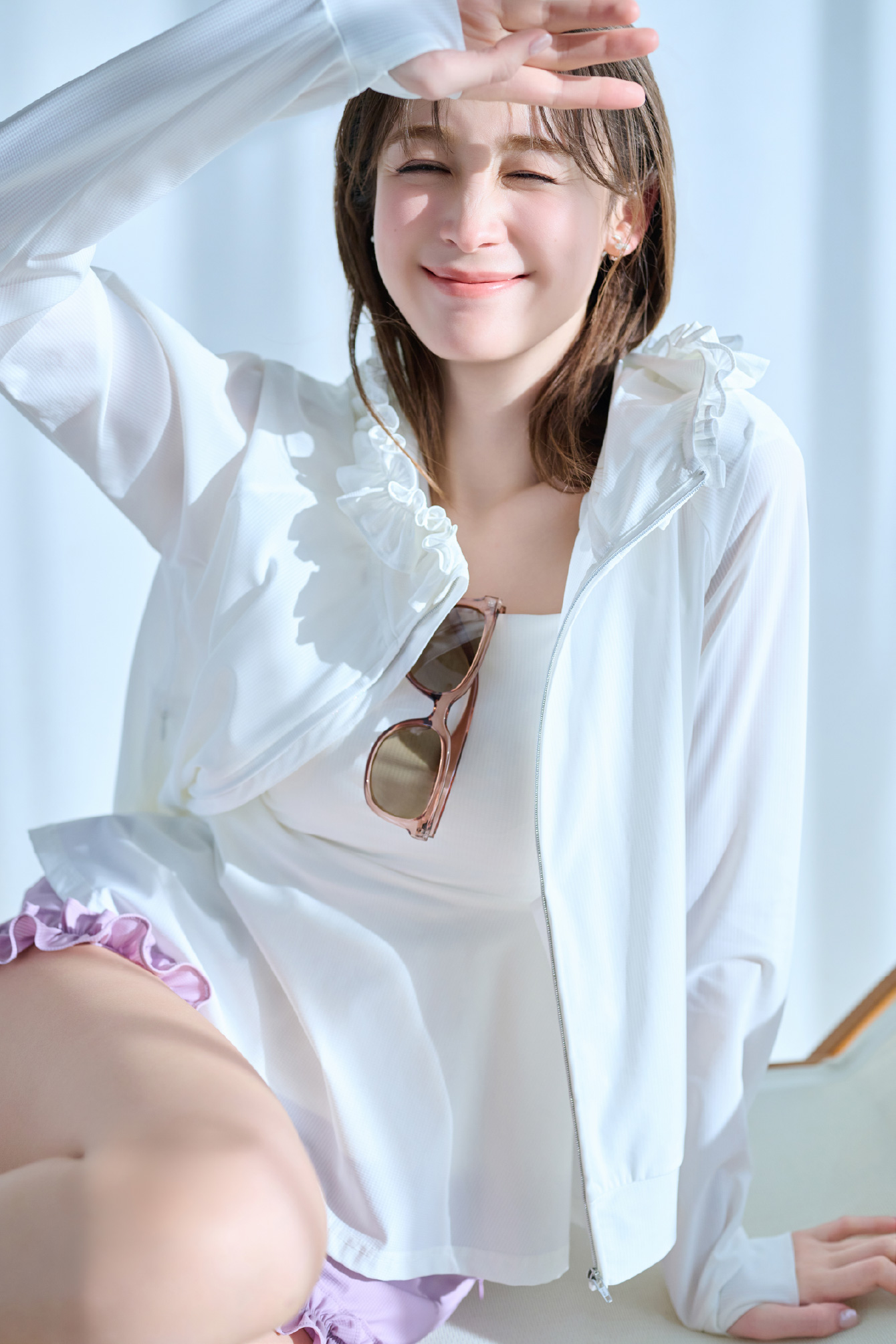 【水陸両用可】フリルパーカー、衿付きフリルロンパース、フリルショートパンツ、偏光レンズサングラス、ビジューチェリーイヤリング、【TELIC】コラボリカバリーサンダルの着用イメージ