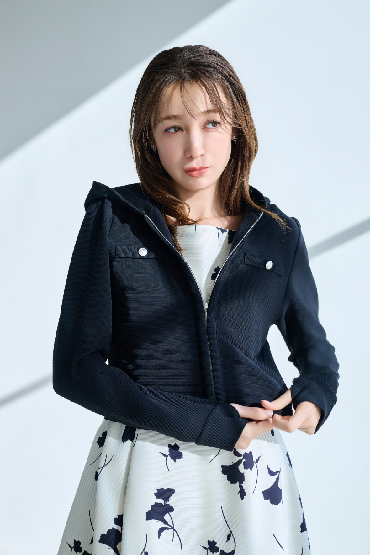 ラッシュガードポケットフーディー、ラッシュガードショルダーリボンワンピース、ビジューチューリップピアスの着用イメージ