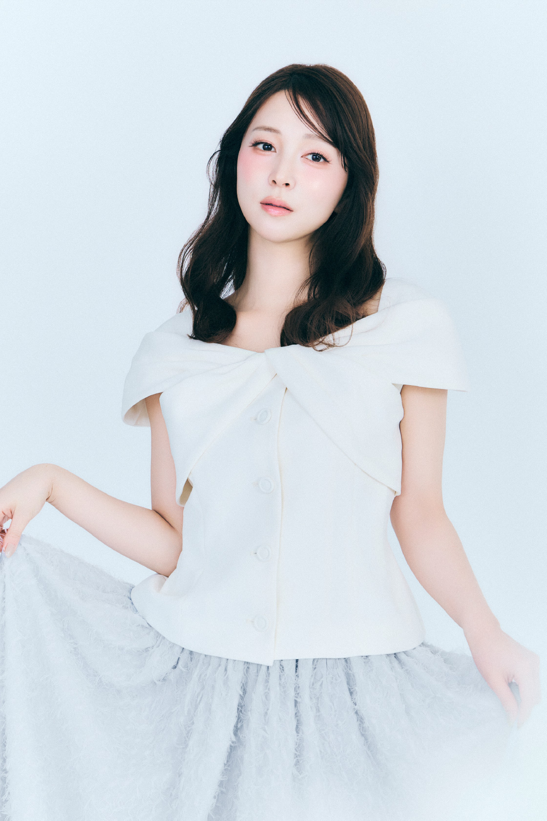 白色の【洗える】フロントクロスジレ、【リュタン】ビジュースタッズポシェット（Ｍ）、【洗える】カットジャカードスカートを着用したモデル画像