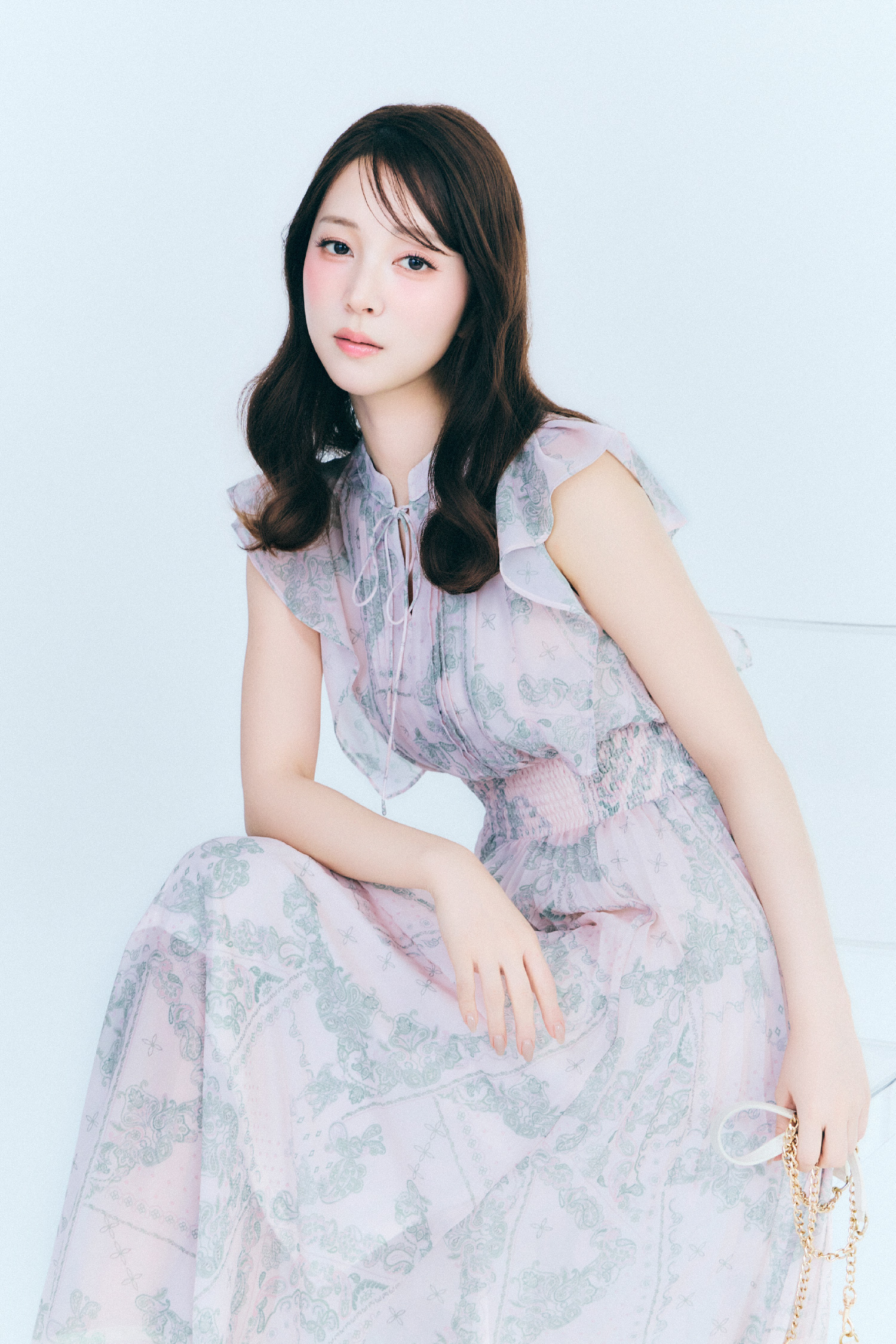 白色の【UVカット】バーボタンカーディガン、【洗える】バンダナシフォンワンピースを着用した女性のイメージ