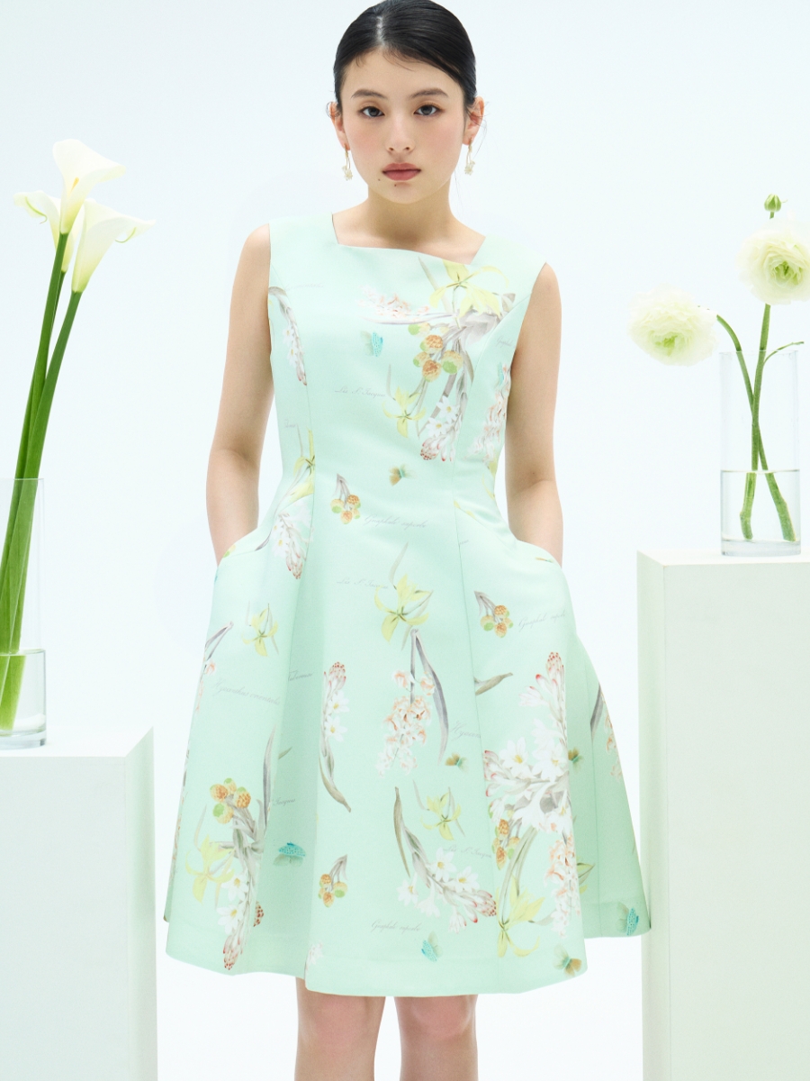 【P.J. REDOUTEコラボ】ミニドレス、【P.J. REDOUTEコラボ】フラワーピアス、レザーベルトサンダルの着用イメージ