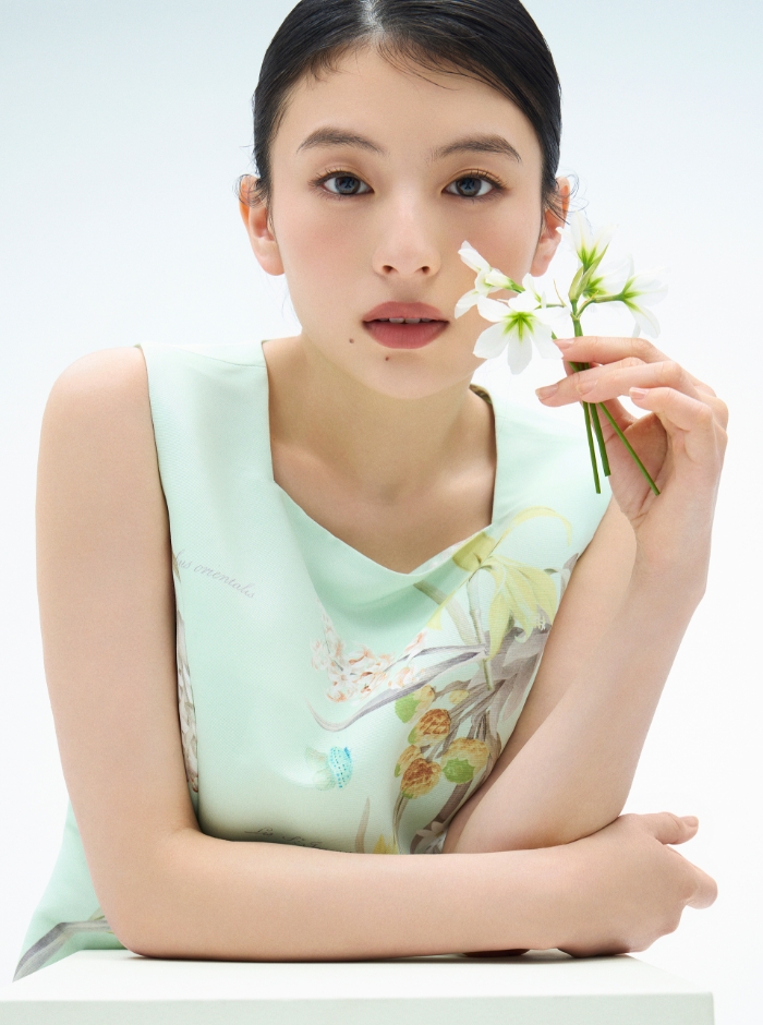 ミント色の【P.J. REDOUTEコラボ】ミニドレス、【P.J. REDOUTEコラボ】フラワーピアス、レザーベルトサンダルを着用したモデル画像