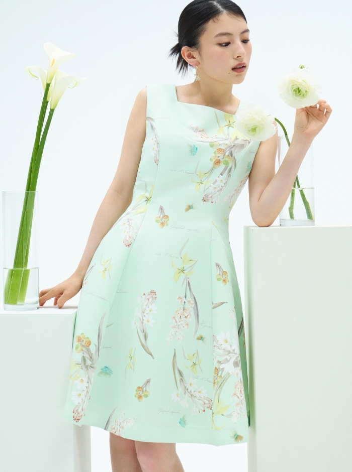 花柄の【P.J. REDOUTEコラボ】ミニドレスを着用した女性のイメージ