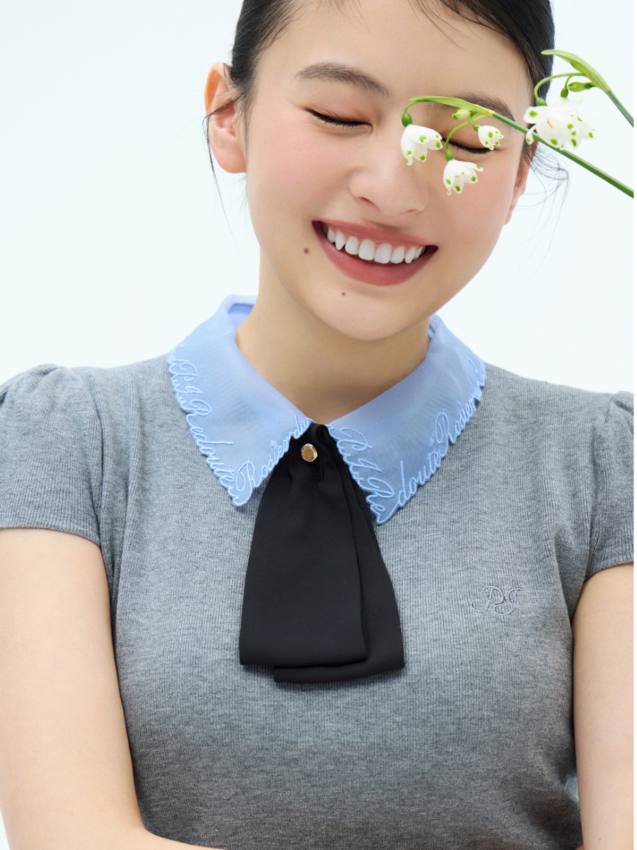 グレー色の【REDOUTE】衿付きニットプルオーバーを着用したモデル画像
