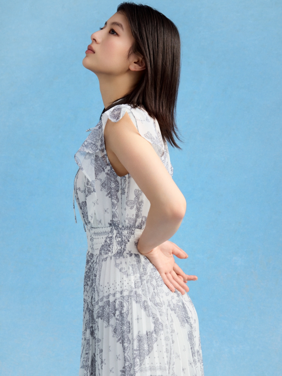 バンダナシフォンワンピースを着用した女性