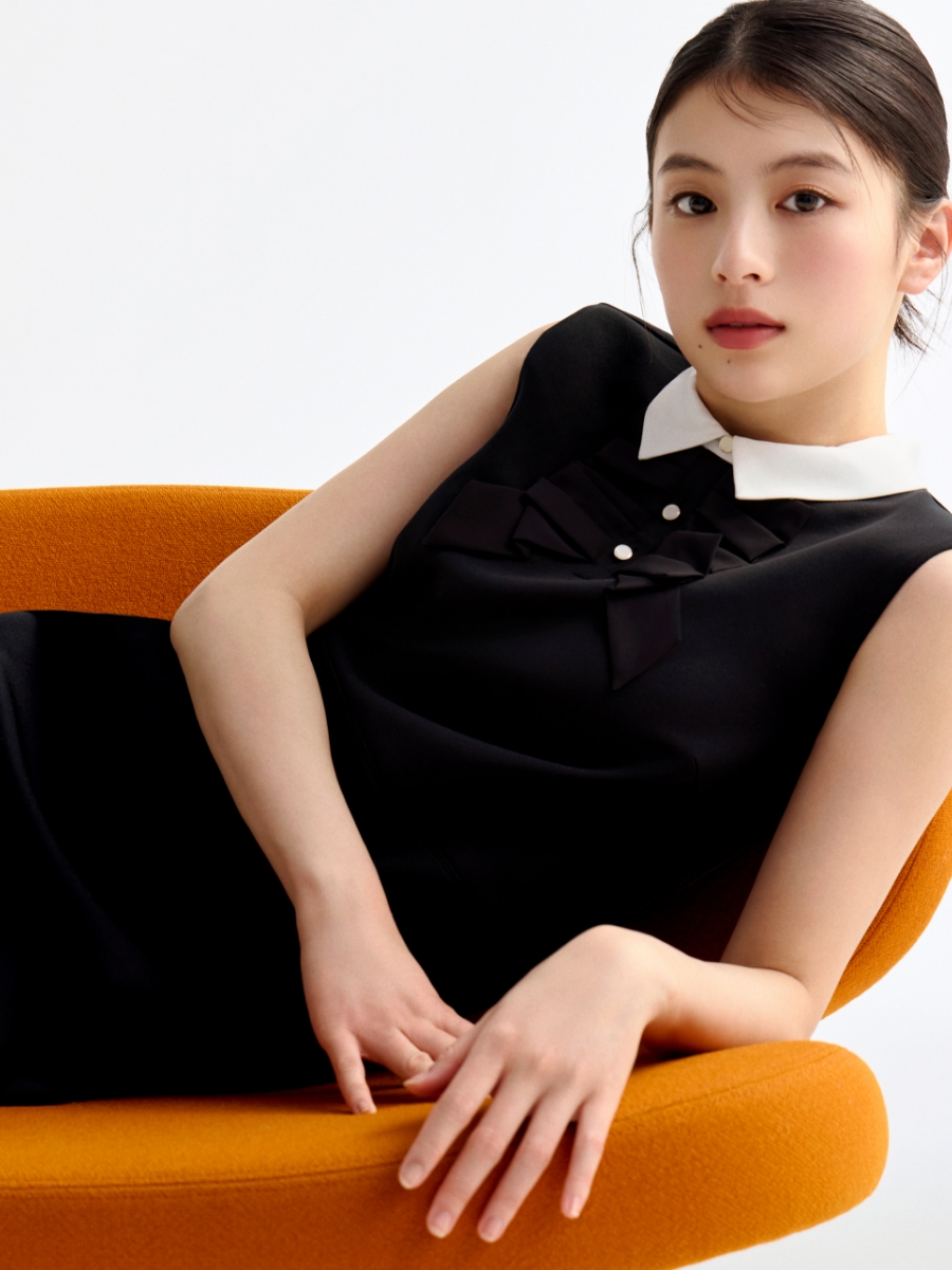 リボンデザイン襟付きミニワンピースを着用した女性