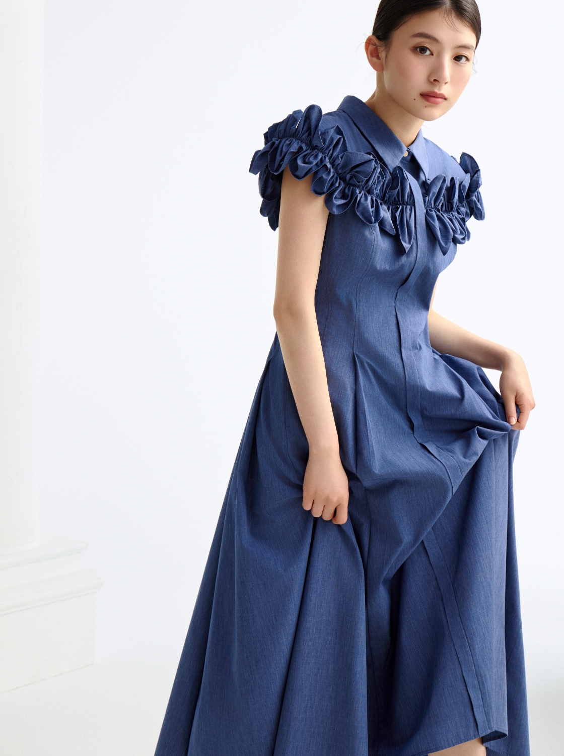 プリュムヨークシャツワンピースを着用した女性