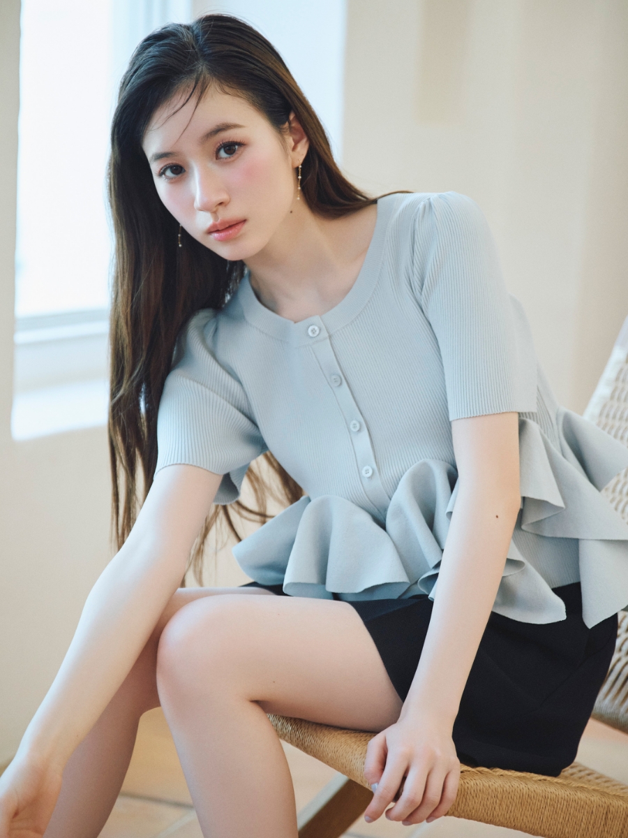 ライトグレー色の【WEB・一部店舗限定カラー】ラッフルフリルペプラムニットカーディガン、ブラック色の【洗える】バリエーションショートパンツを着用したモデル画像