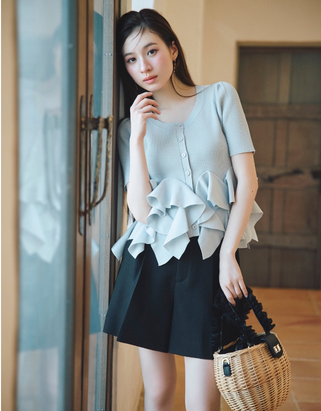 【WEB・一部店舗限定カラー】ラッフルフリルペプラムニットカーディガン、【洗える】バリエーションショートパンツ、スモール淡水パールスイングピアス、フリルチュールハンドルカゴバッグ、レザーベルトサンダルの着用イメージ